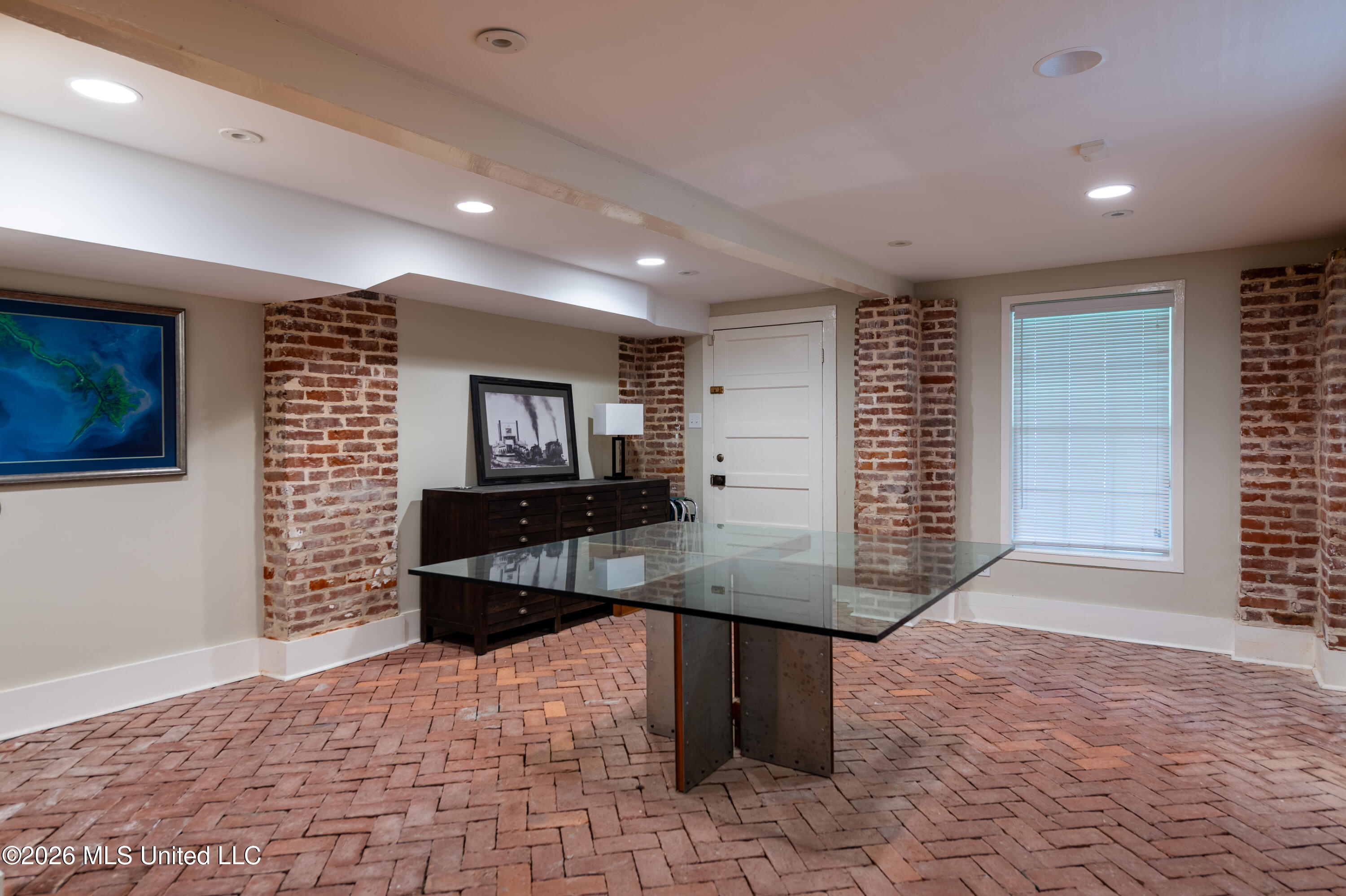 209 S Broadway Street Property Photo 54