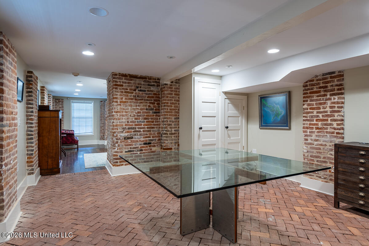 209 S Broadway Street Property Photo 55