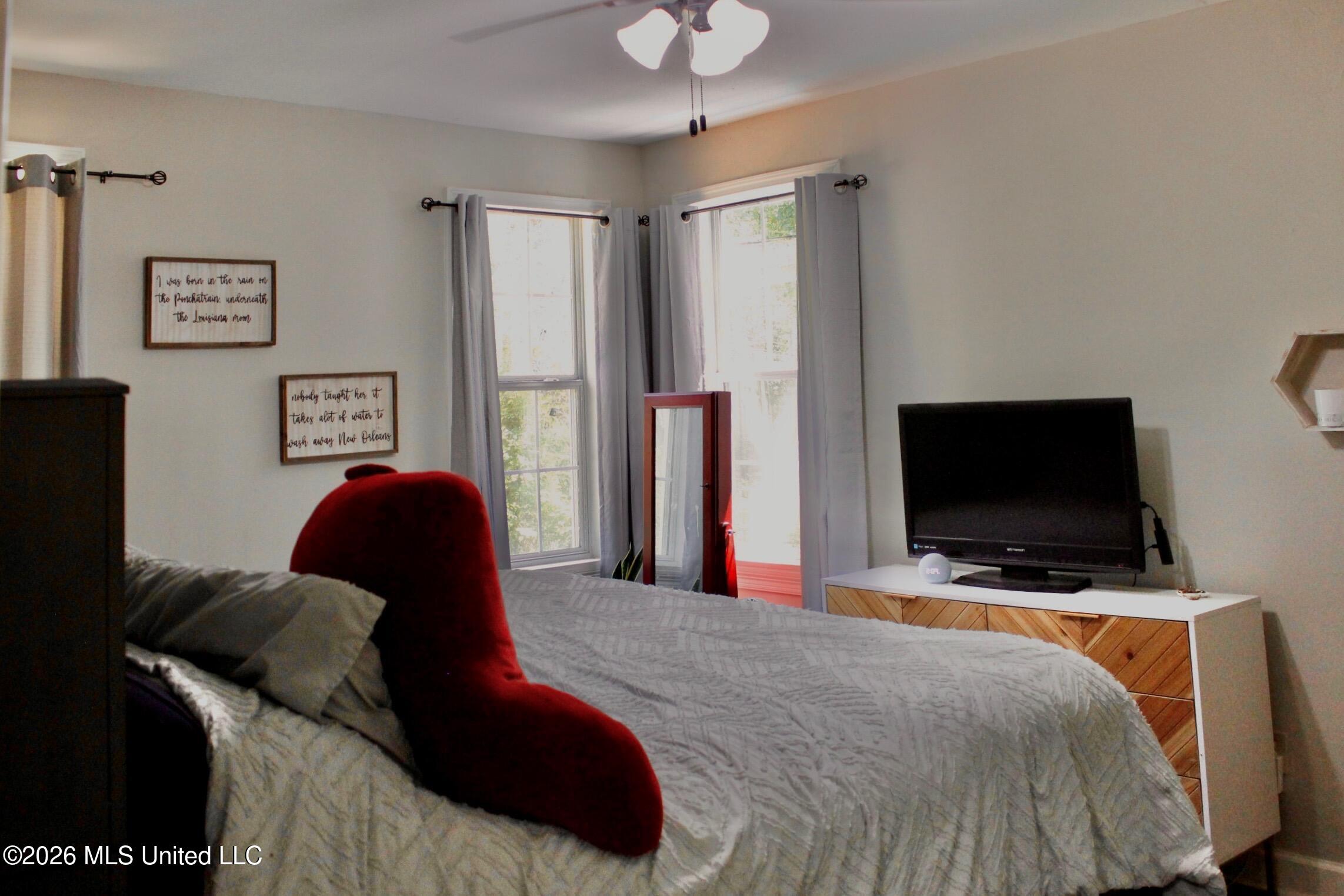 4822 Maplewood Drive Property Photo 4