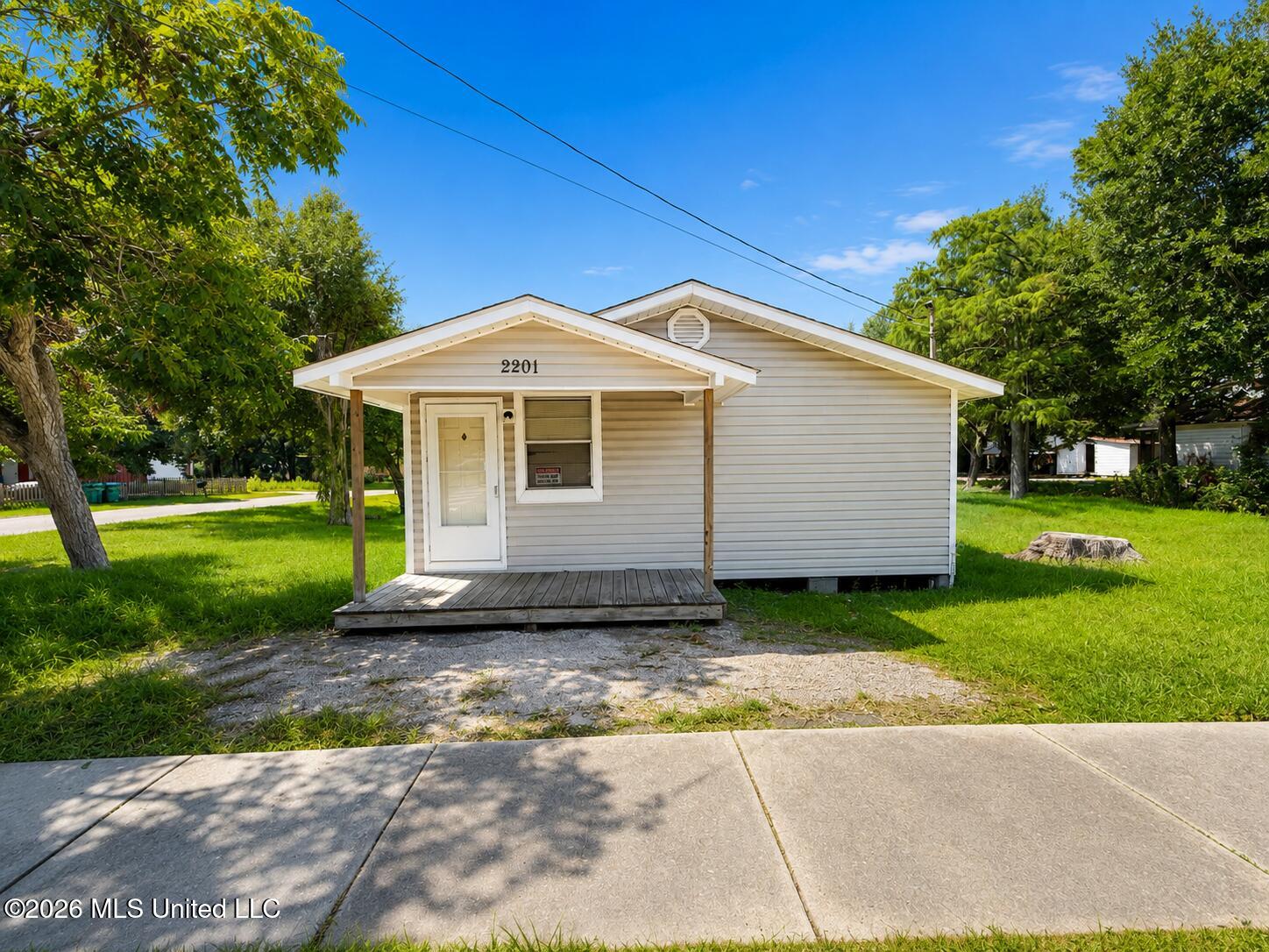 2201 30th Street Property Photo 1