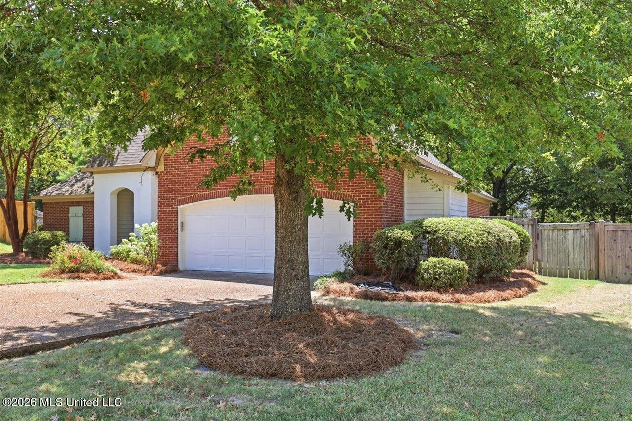 100 Savoy Park Property Photo 3
