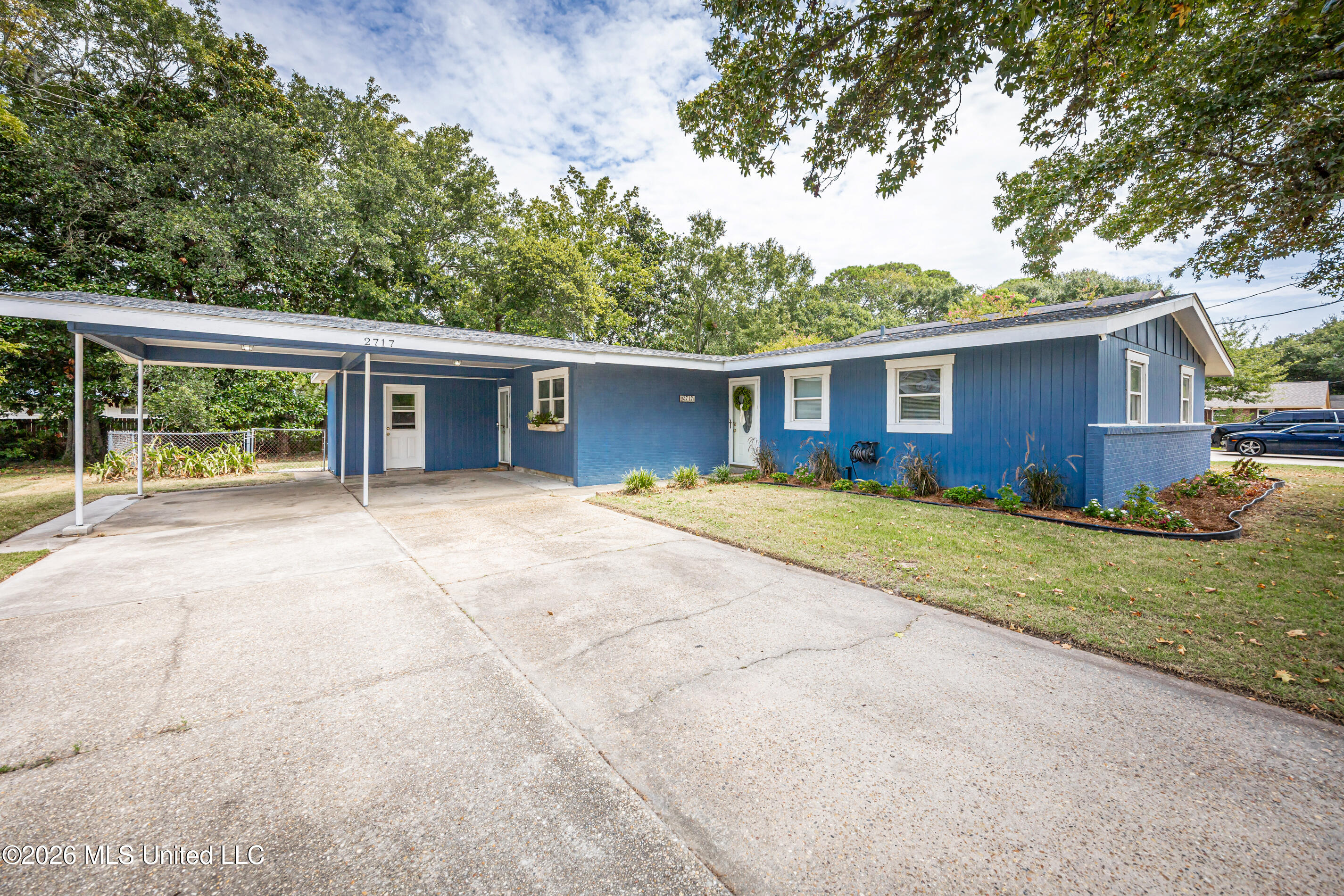 2717 Pinewood Avenue Property Photo 1