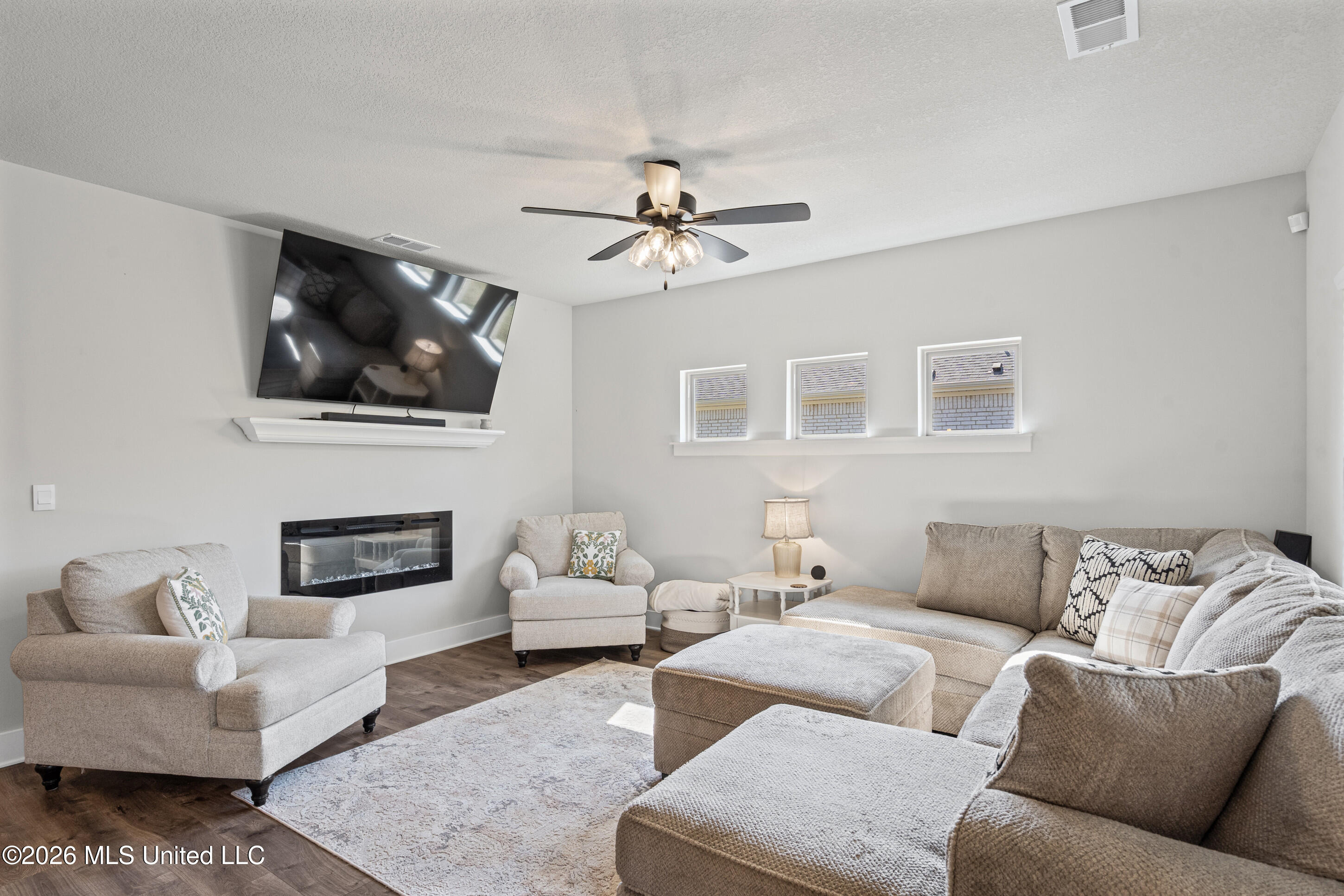 2084 Tulip Drive Property Photo 5