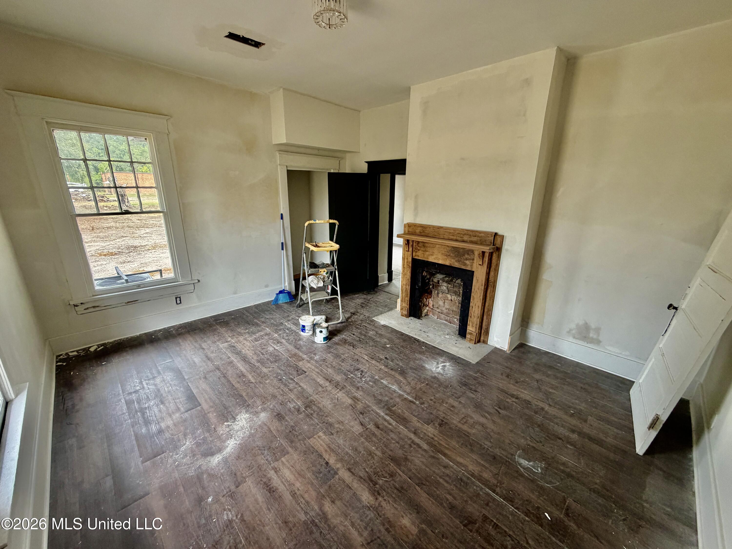 203 E 3rd Street Property Photo 3