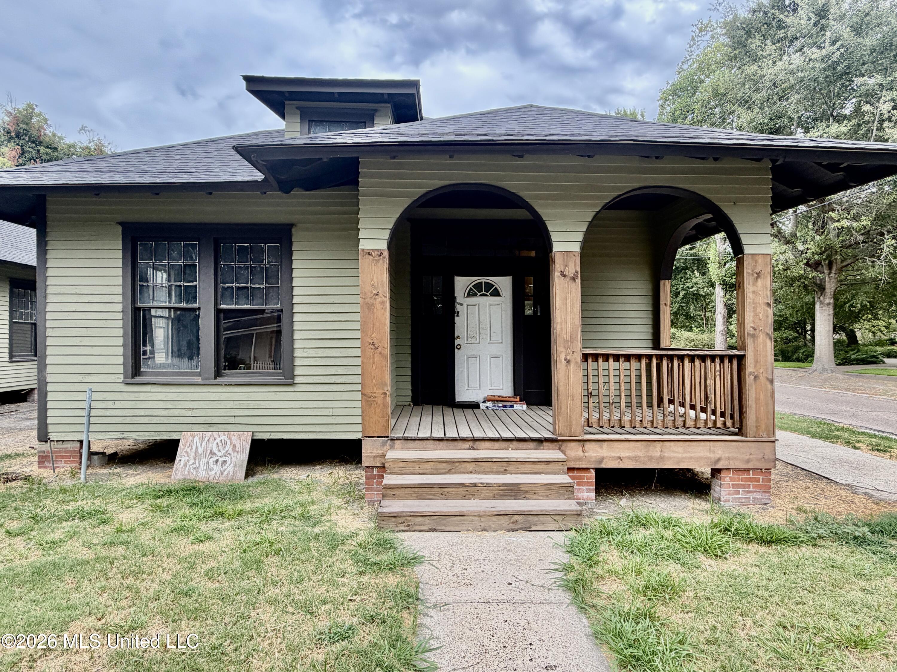 207 E 3rd Street Property Photo 1