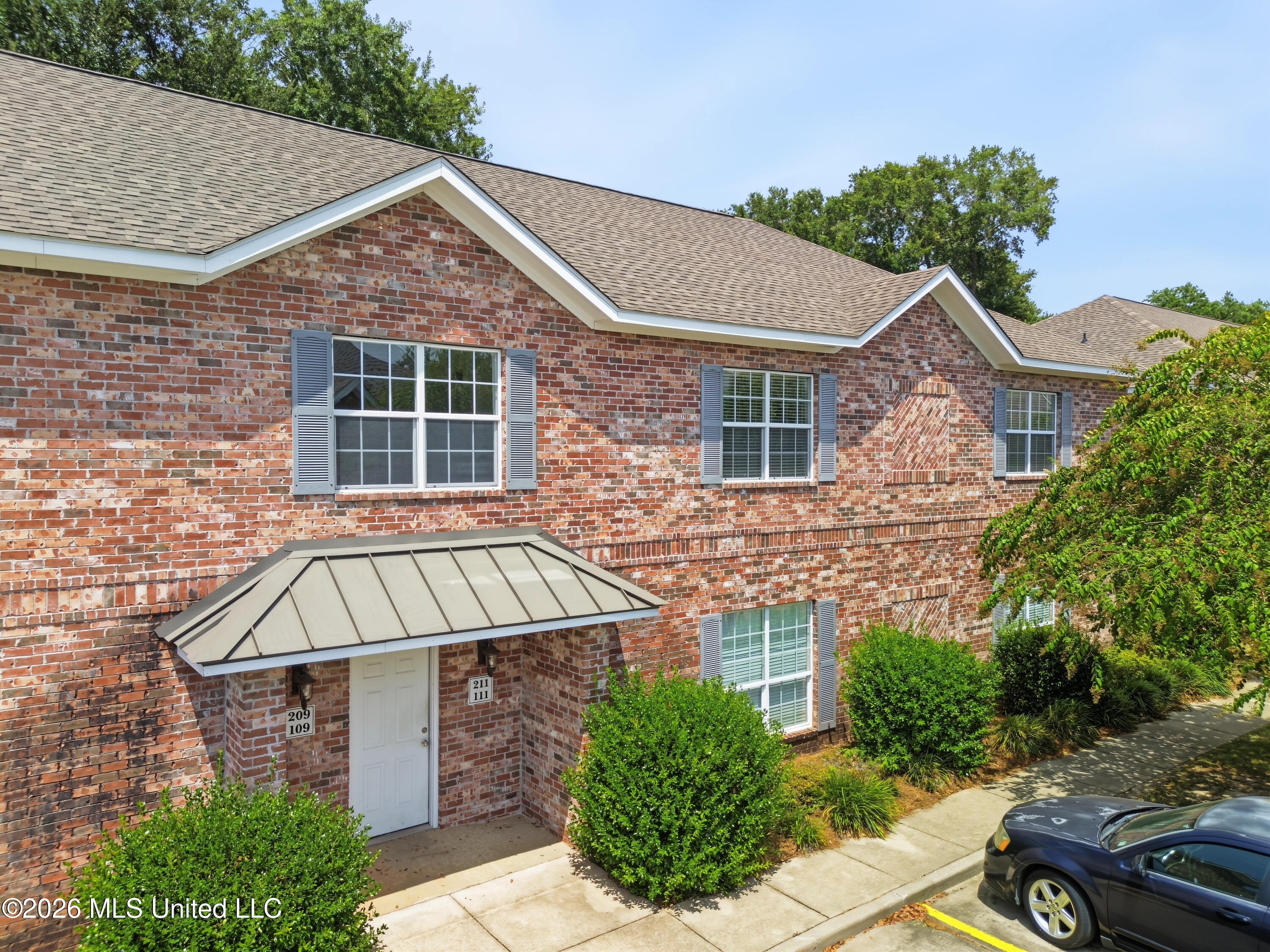 211 Armand Oaks Property Photo 1