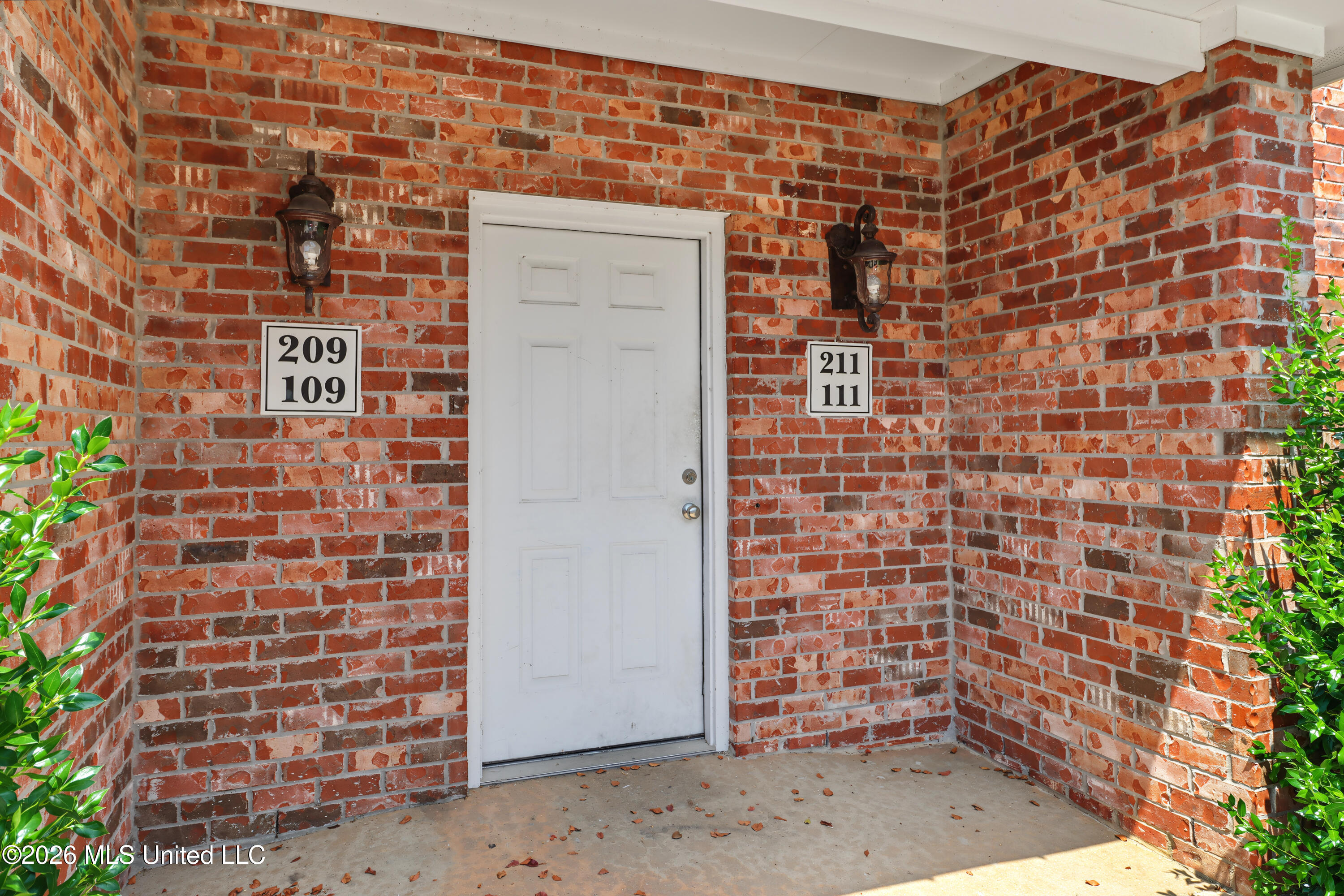 211 Armand Oaks Property Photo 2