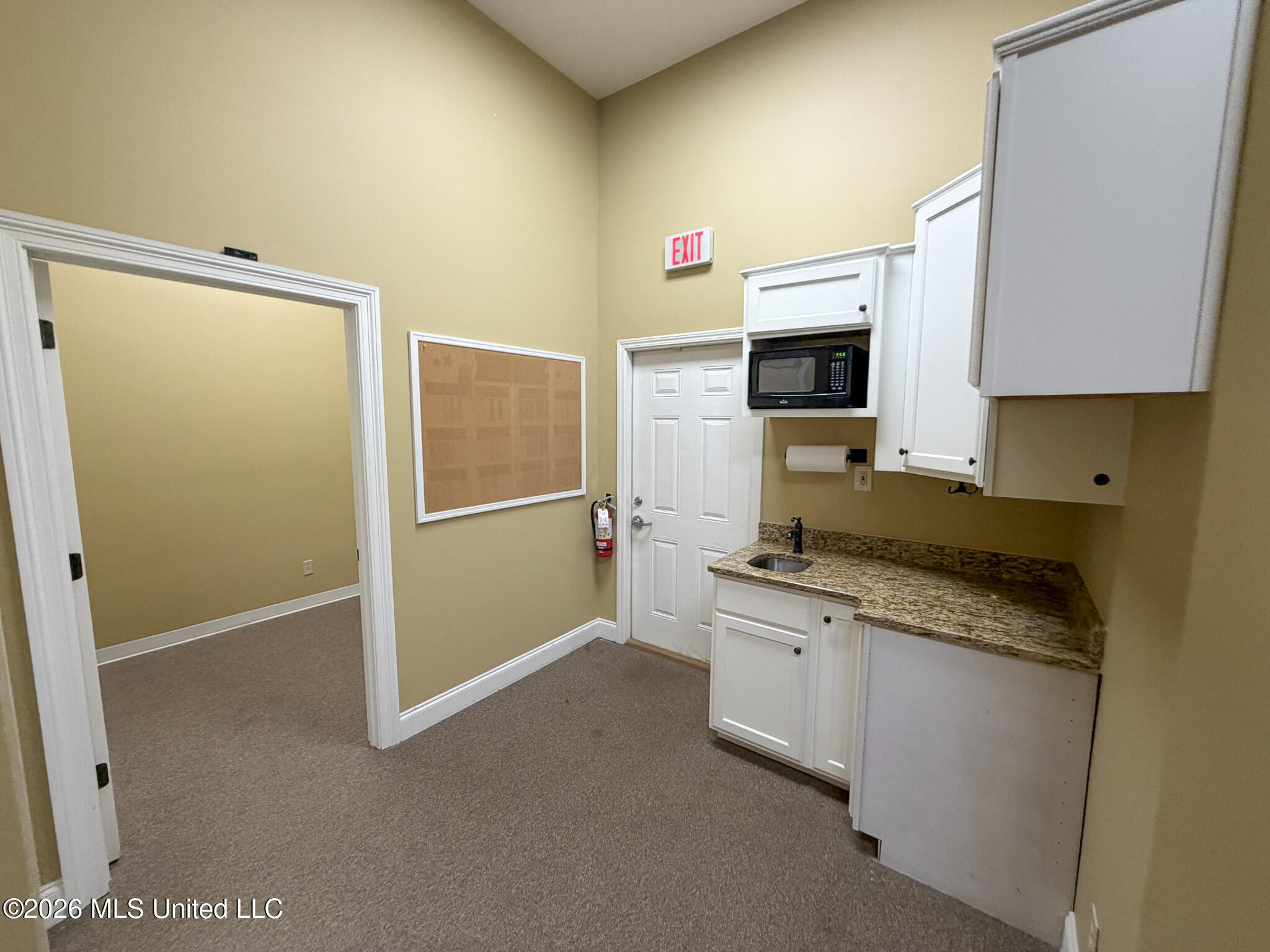 7253 Goodman Road Property Photo 16