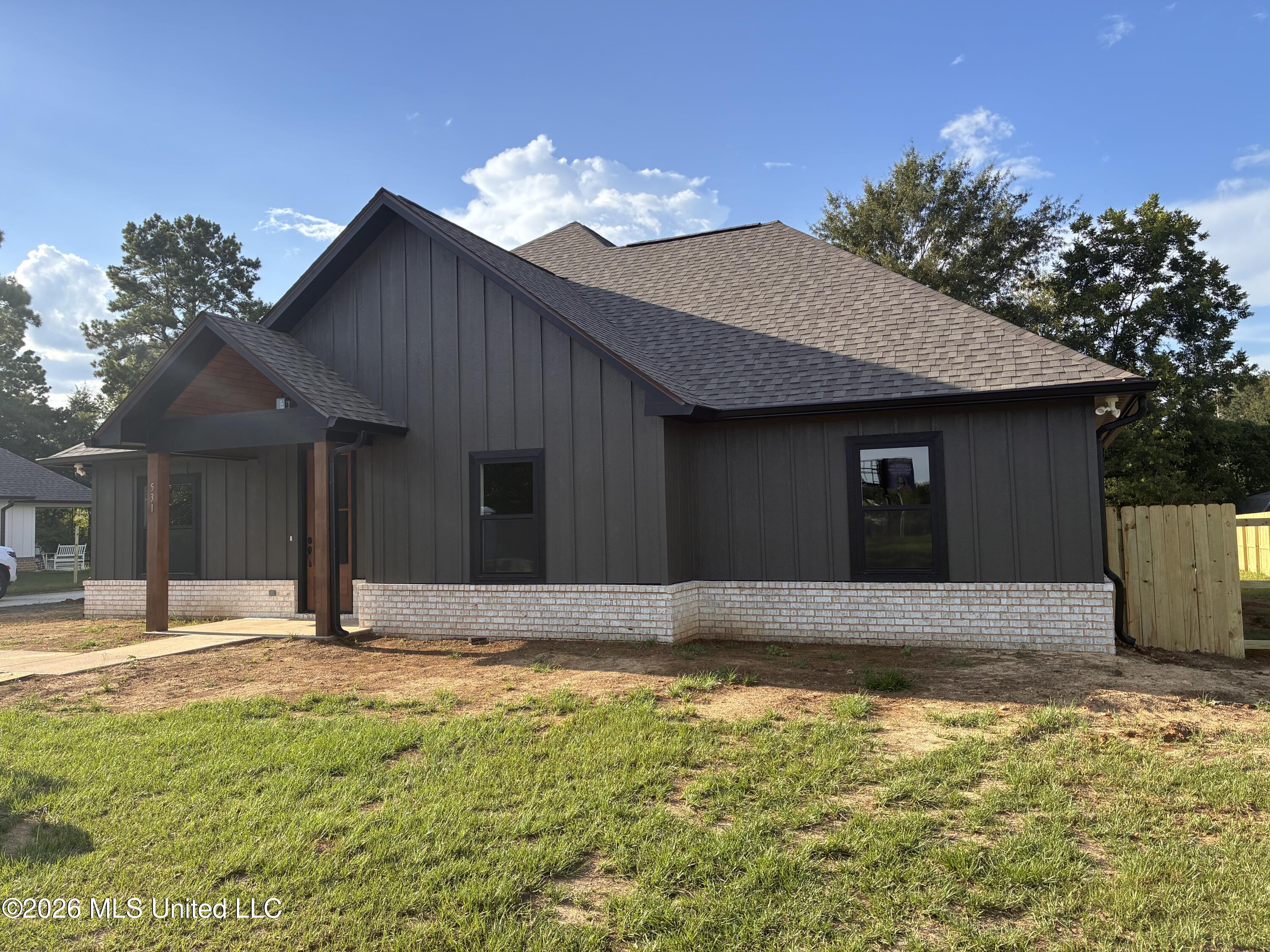 531 Fairlawn Trail Property Photo 3