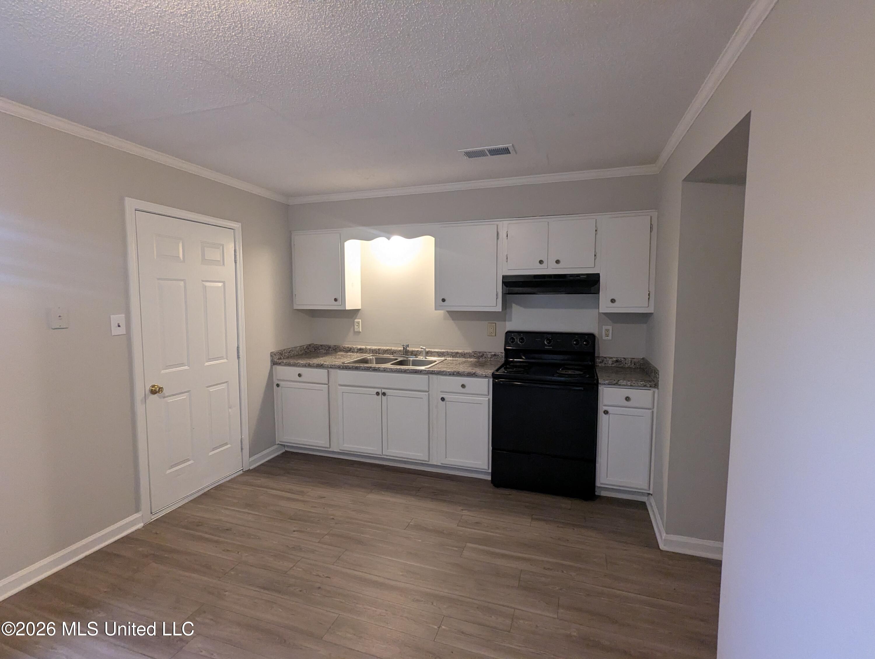 5550 Winterwood Drive Property Photo 4