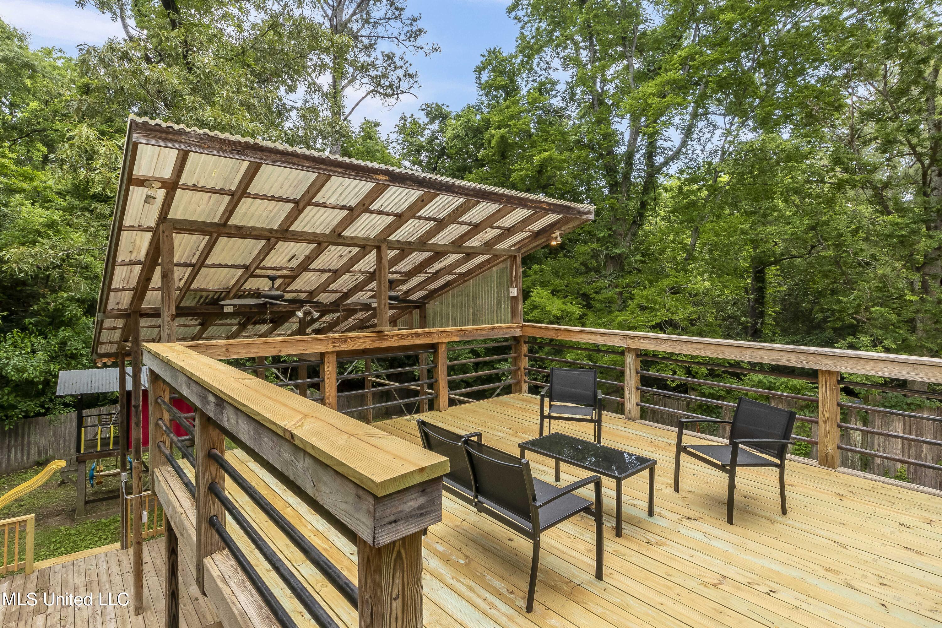 524 Seneca Avenue Property Photo 4