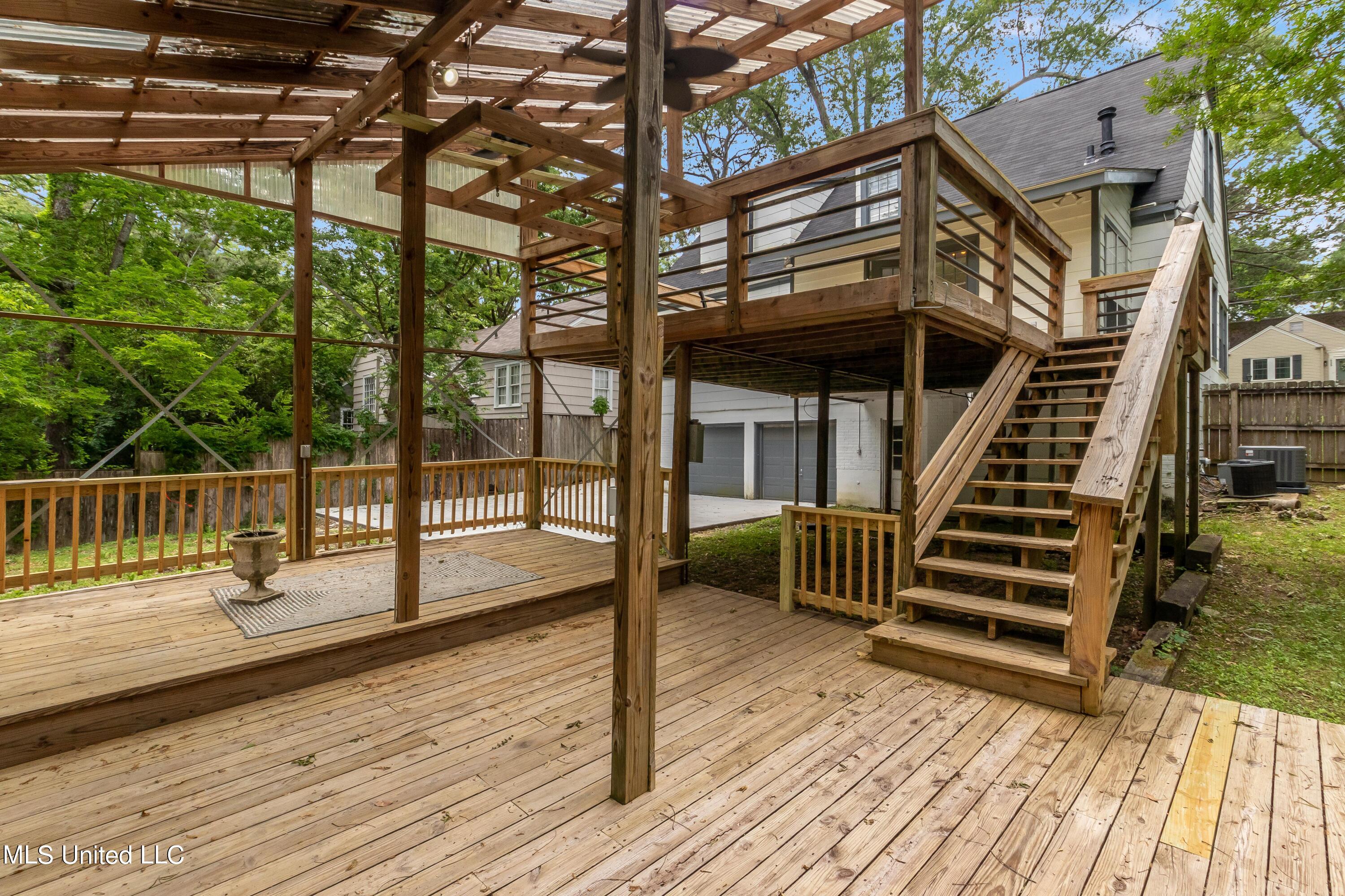 524 Seneca Avenue Property Photo 8