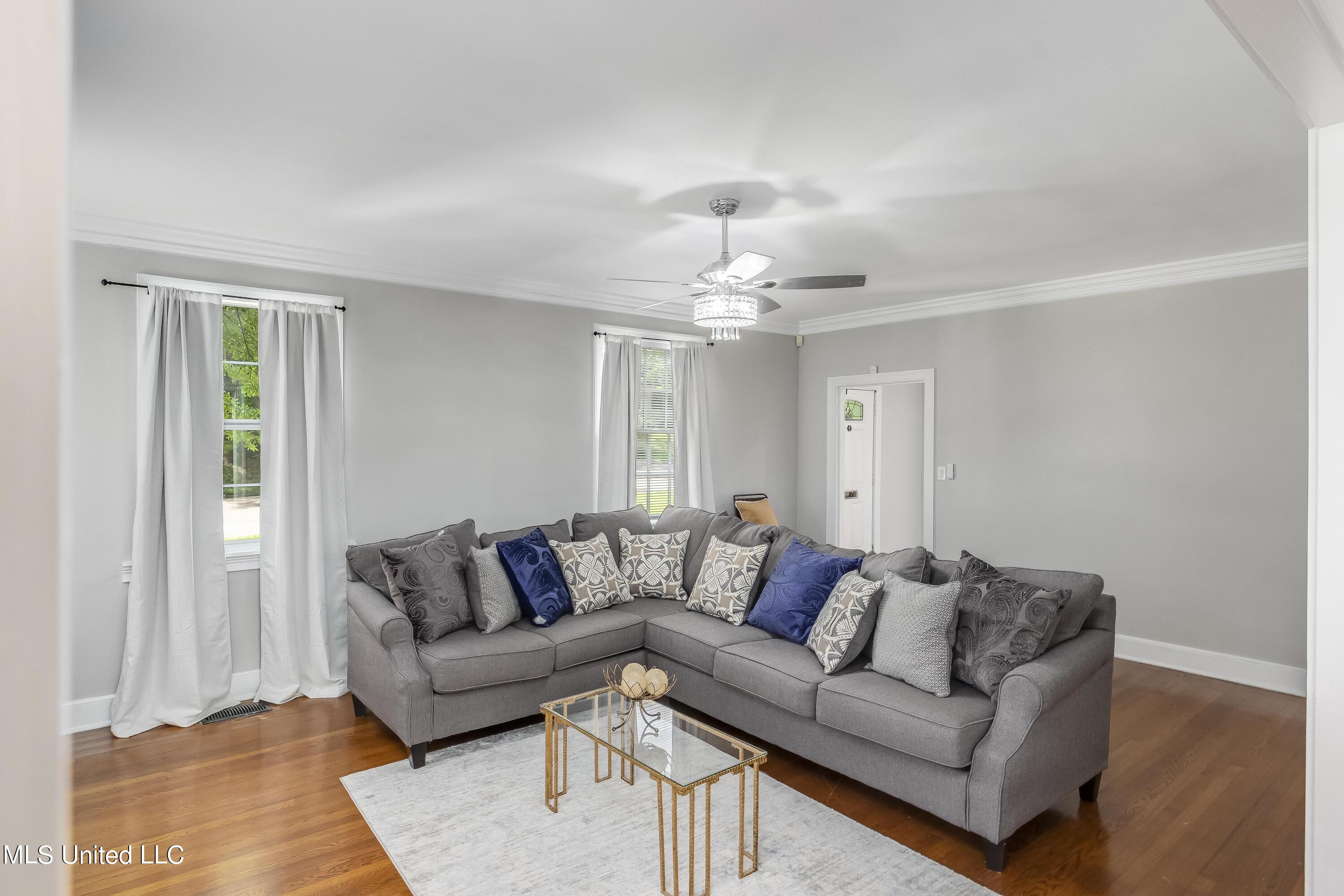 524 Seneca Avenue Property Photo 10
