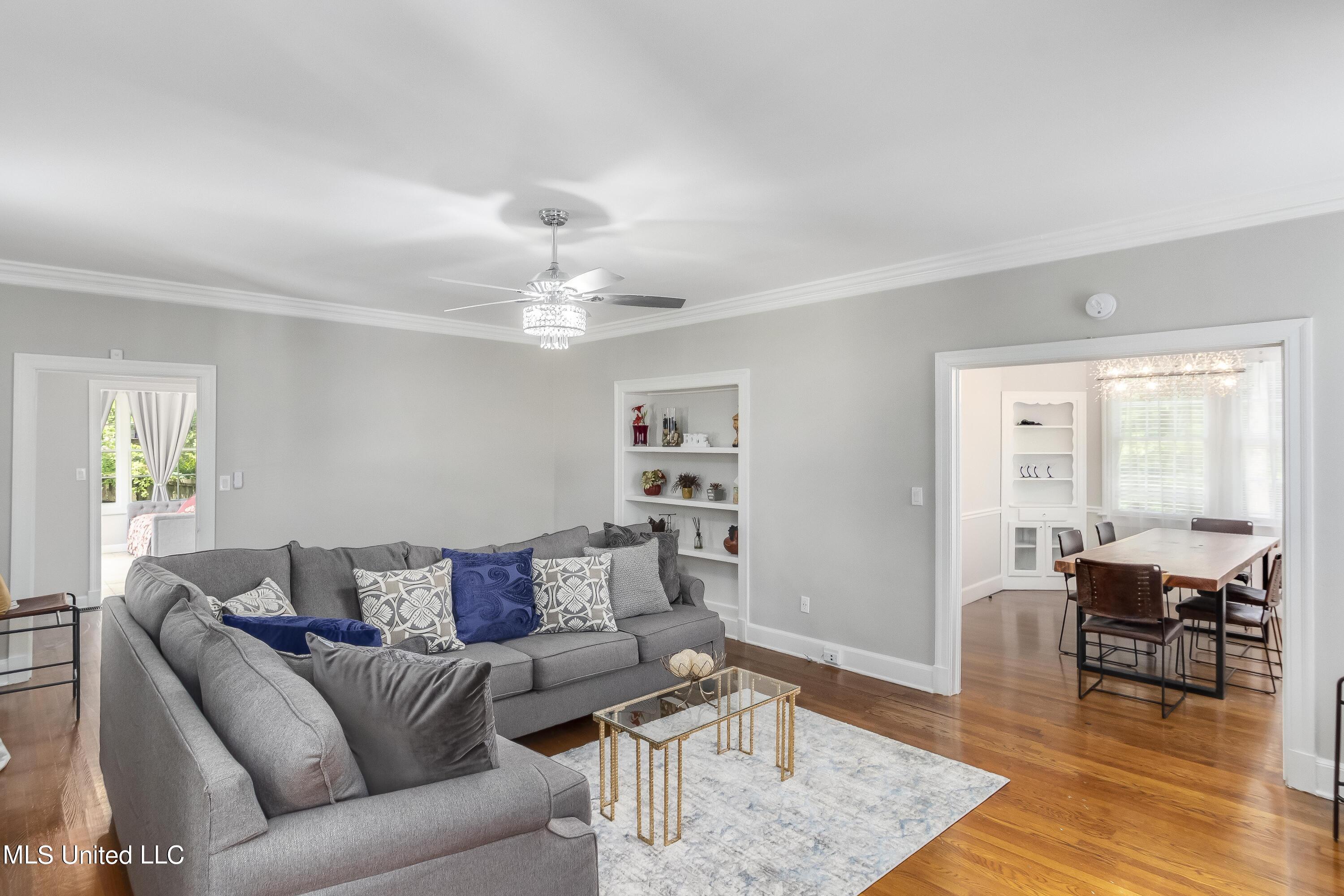 524 Seneca Avenue Property Photo 11