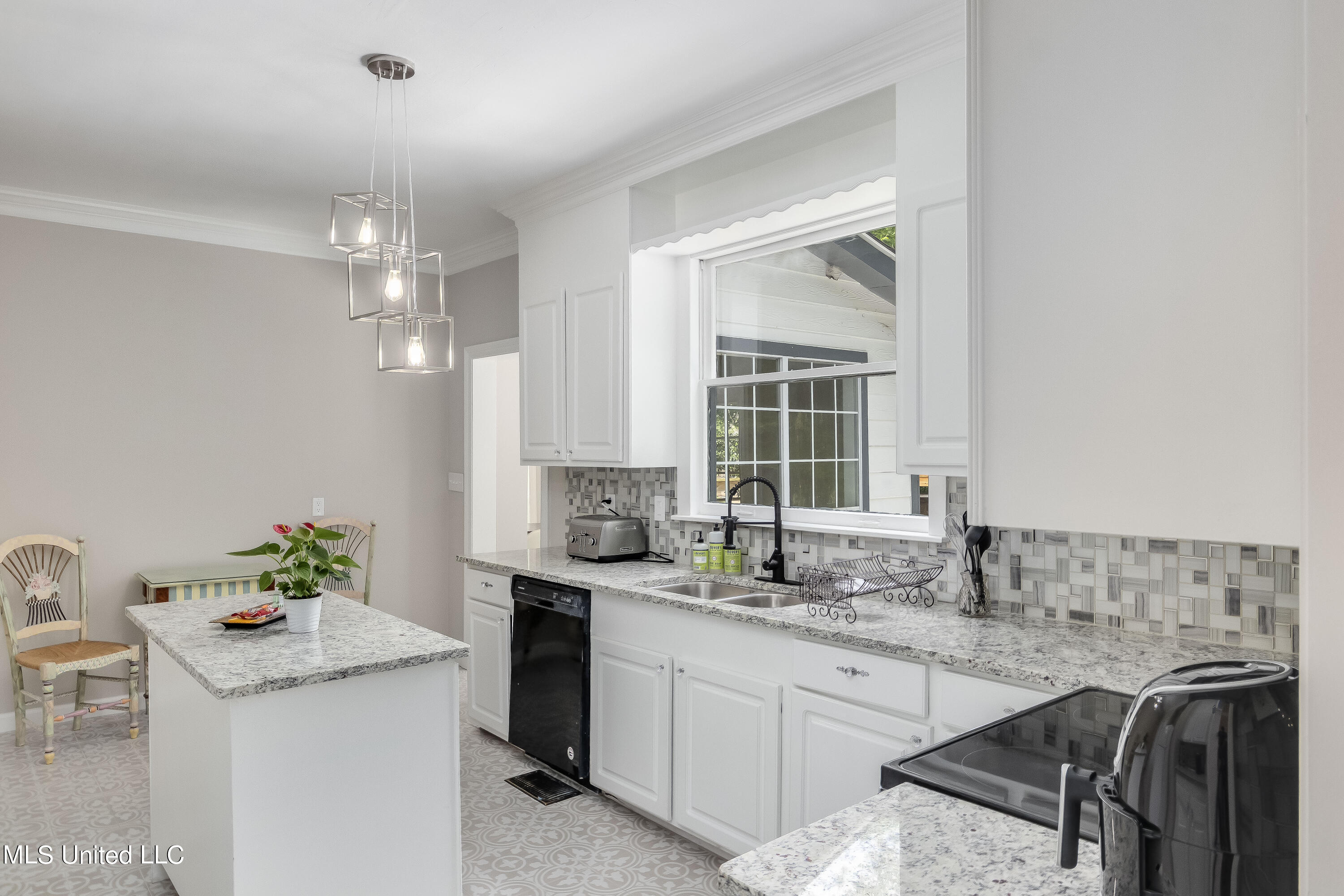 524 Seneca Avenue Property Photo 13