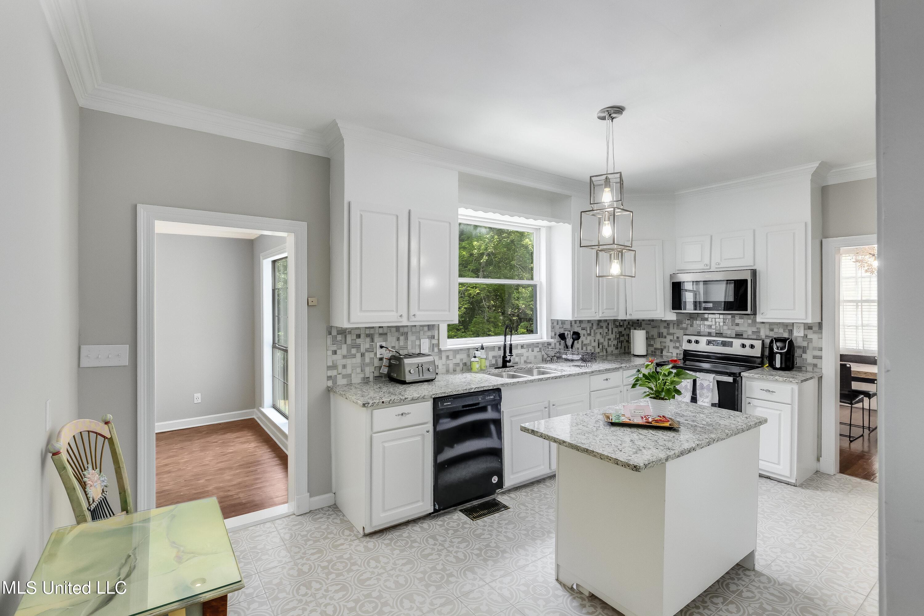 524 Seneca Avenue Property Photo 14