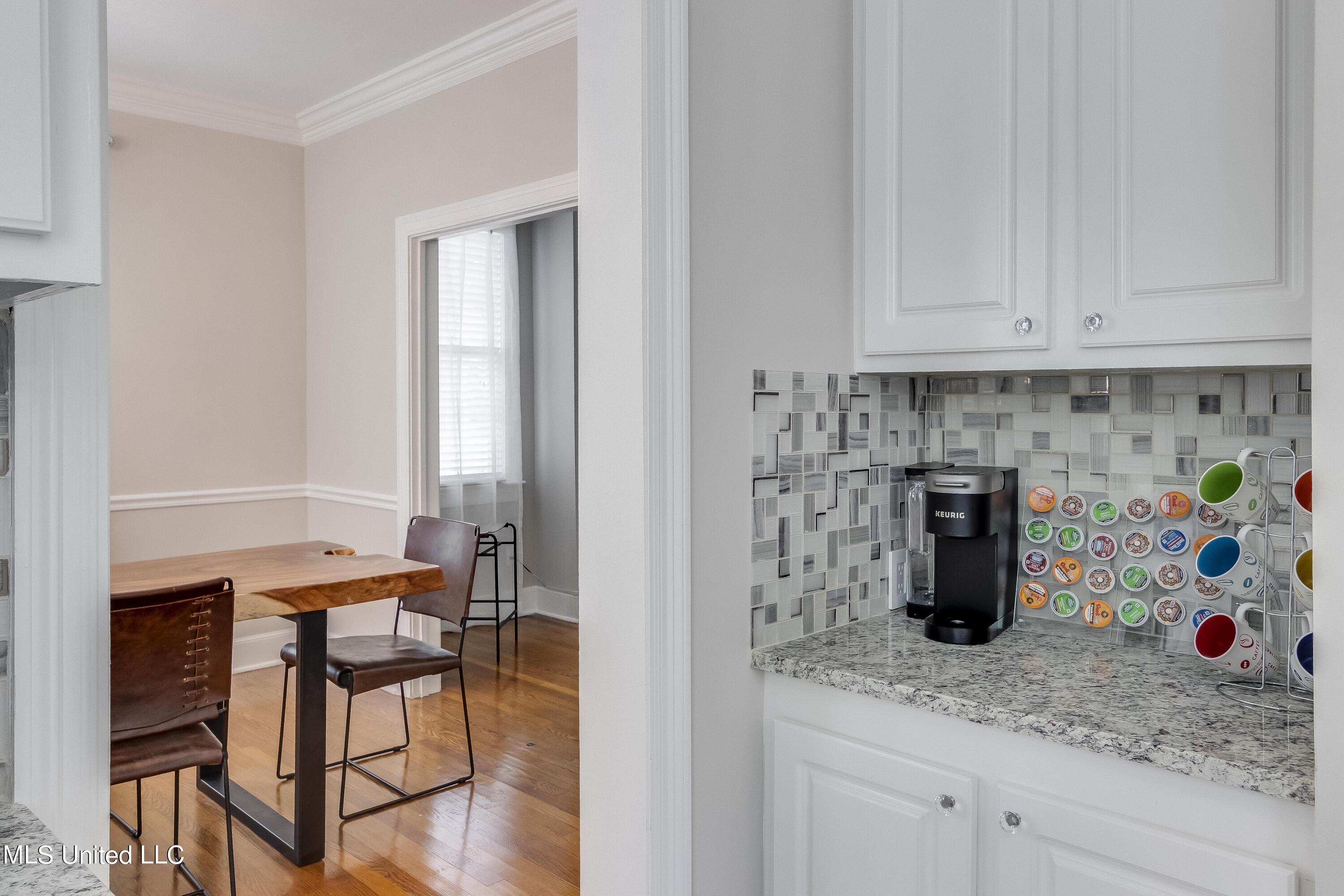 524 Seneca Avenue Property Photo 17