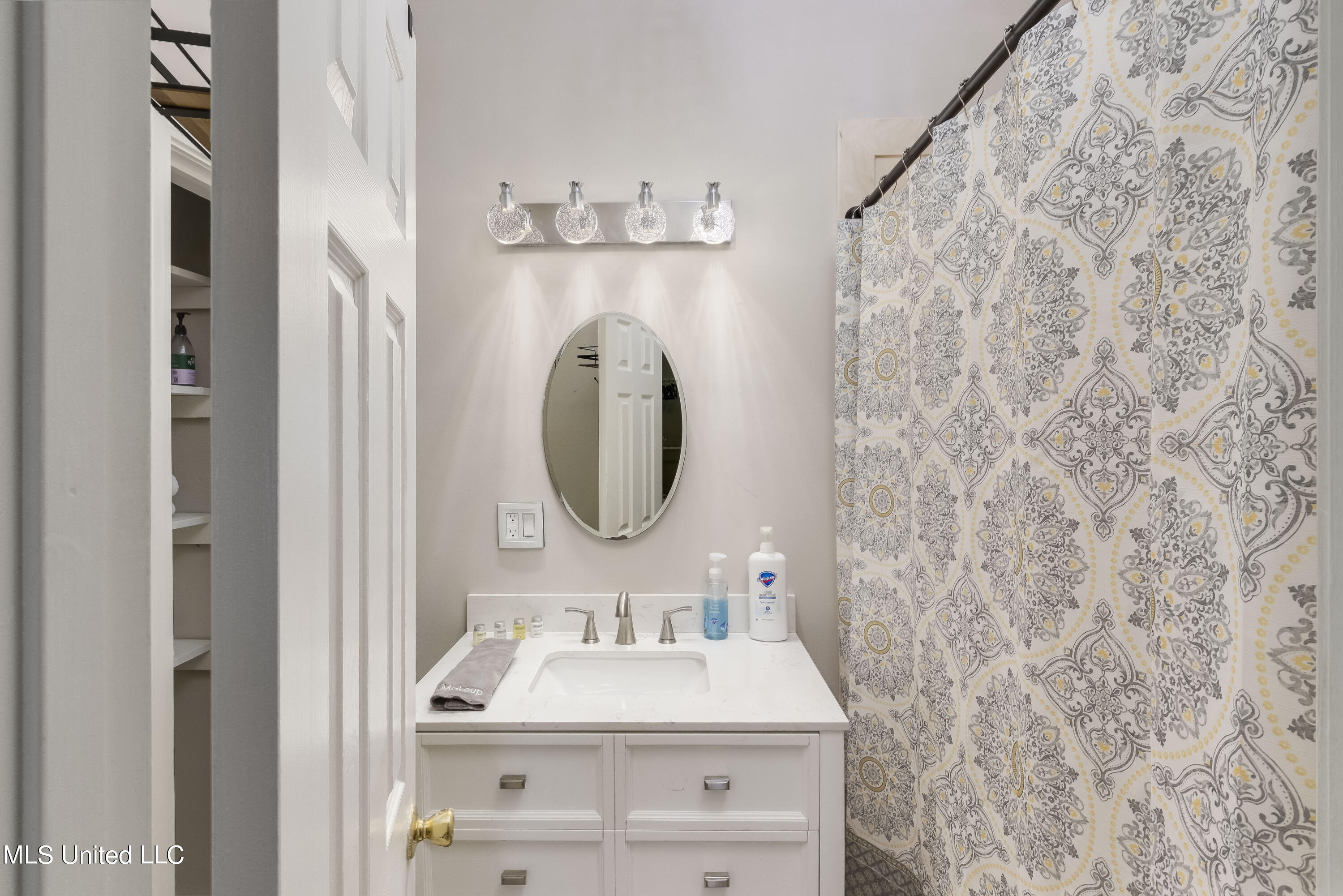 524 Seneca Avenue Property Photo 22