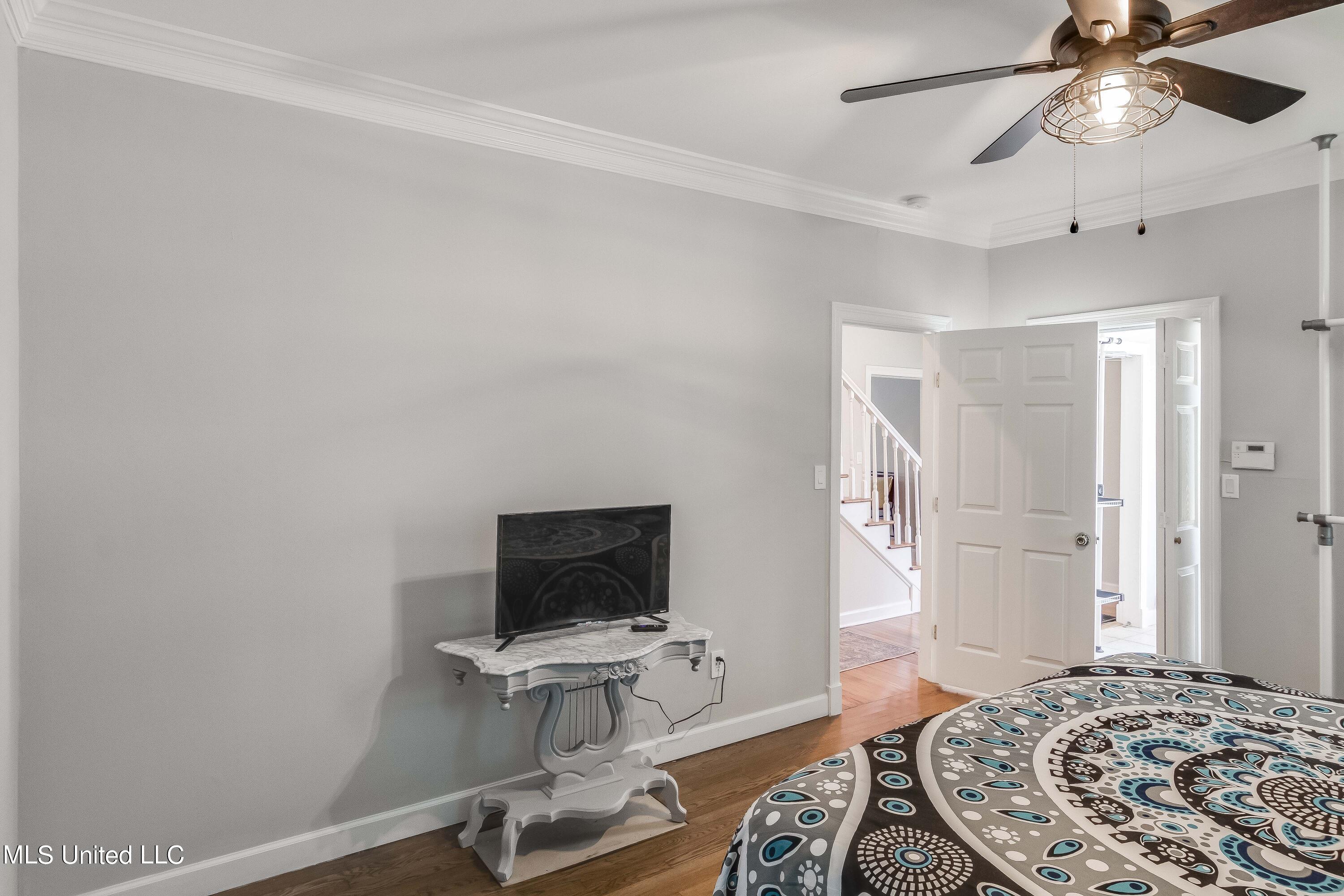 524 Seneca Avenue Property Photo 24