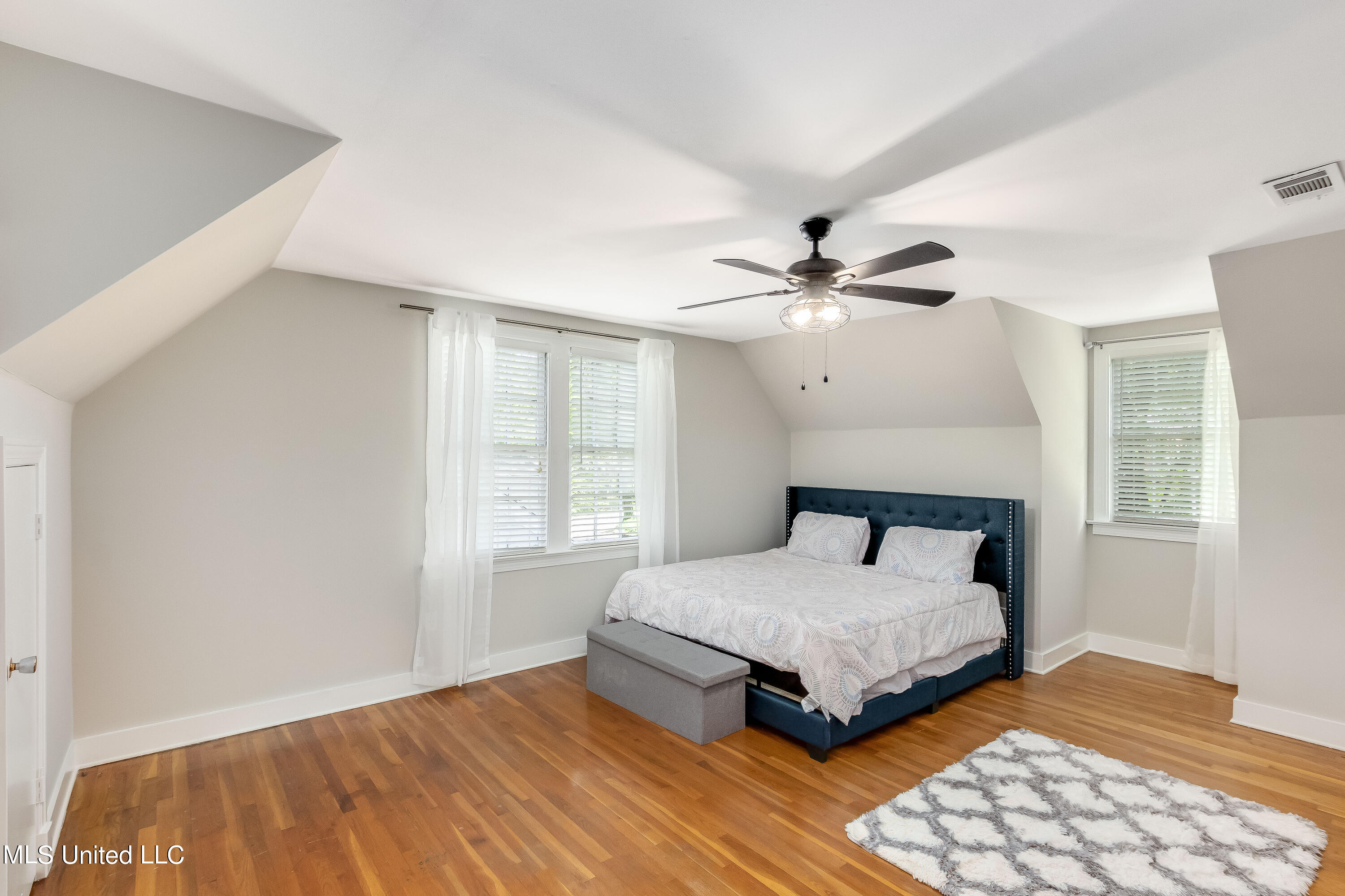 524 Seneca Avenue Property Photo 27