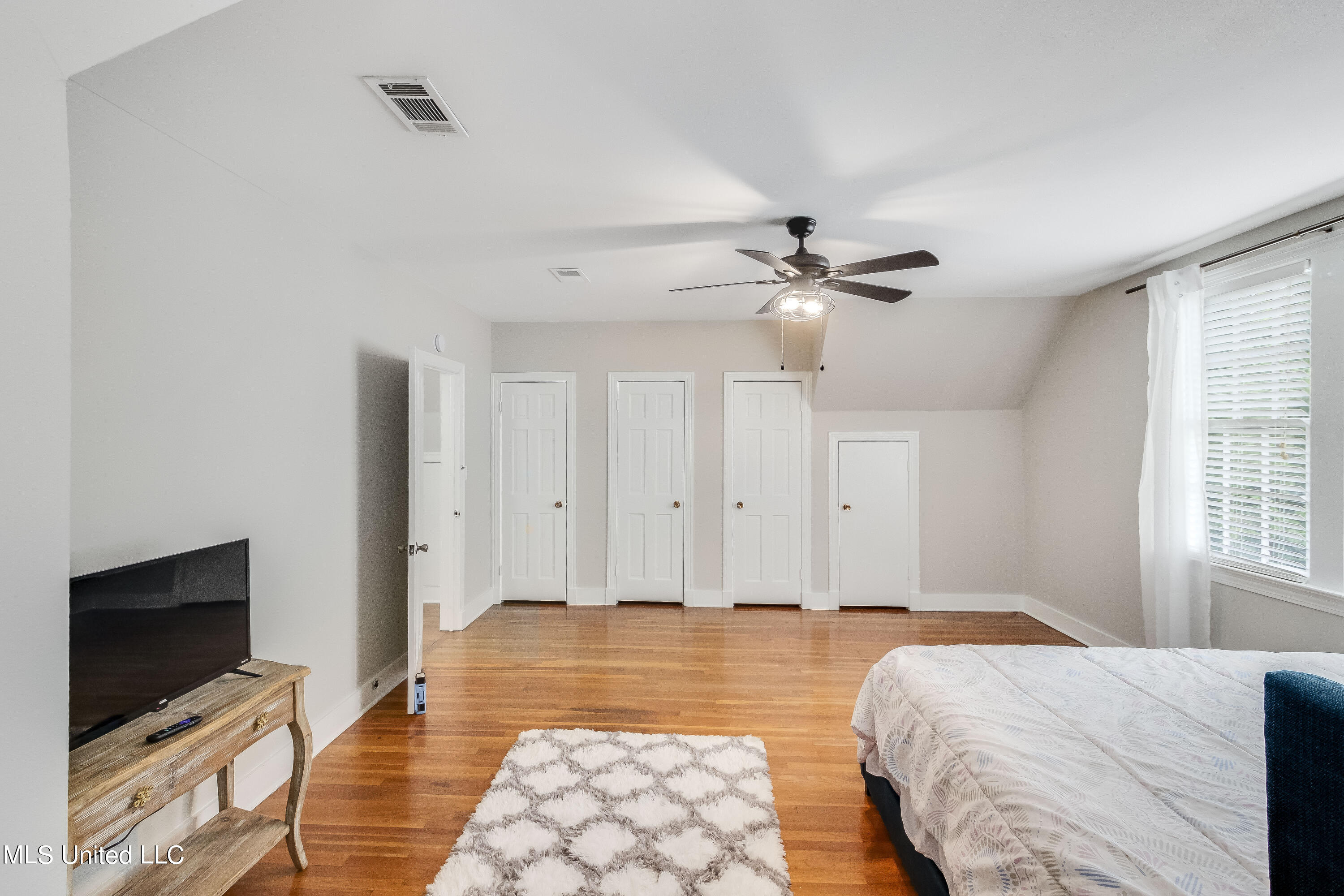 524 Seneca Avenue Property Photo 28