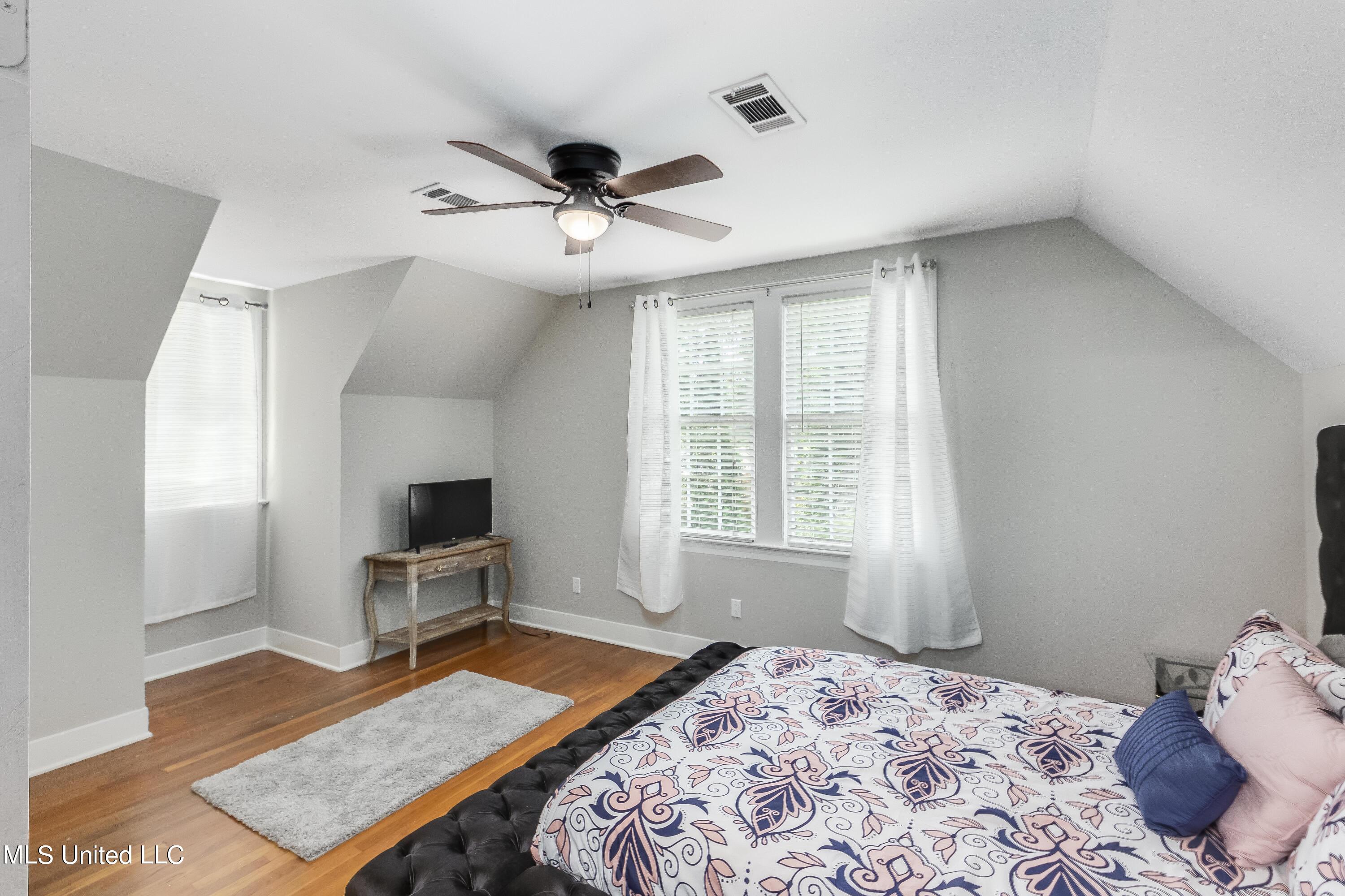 524 Seneca Avenue Property Photo 30