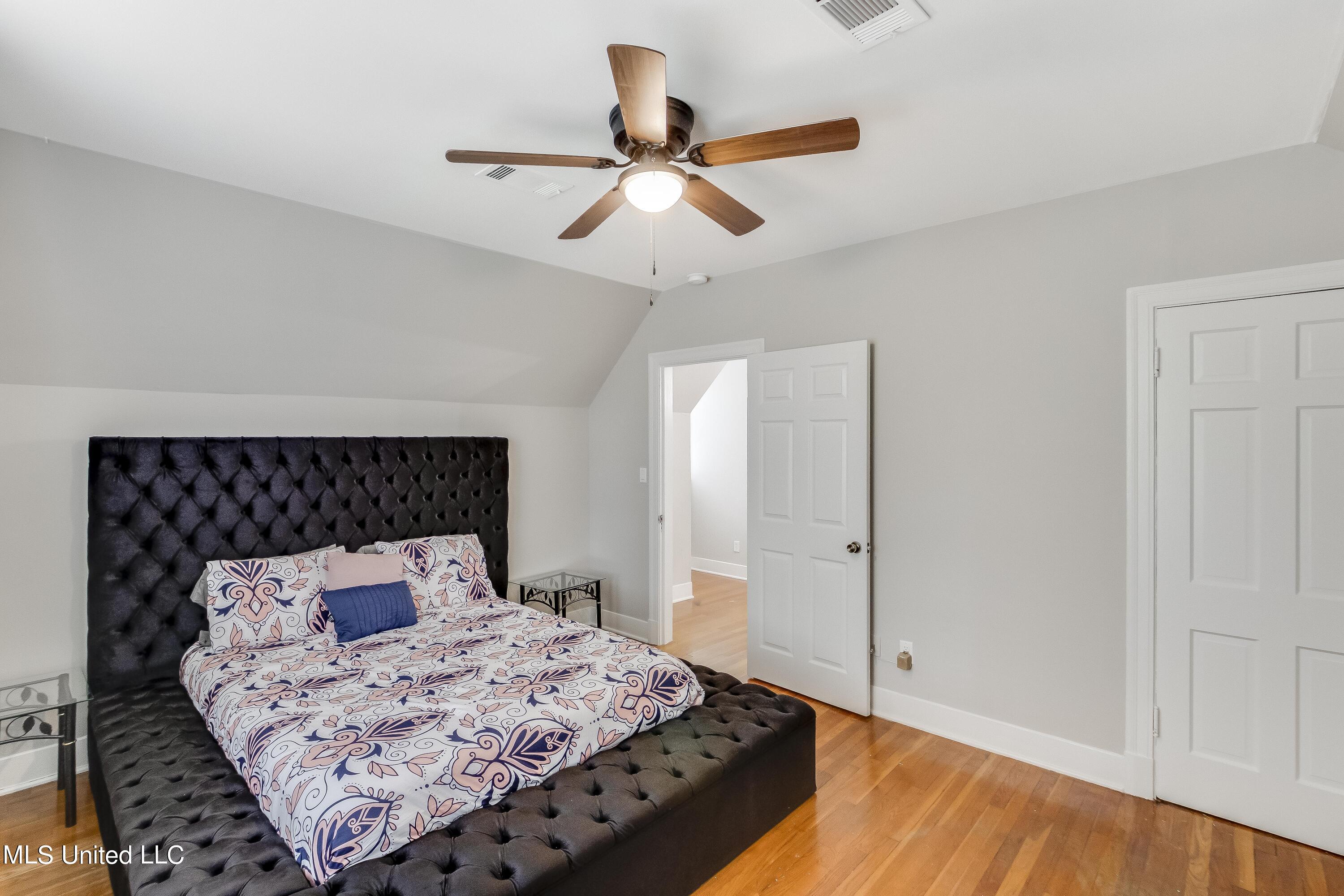524 Seneca Avenue Property Photo 31