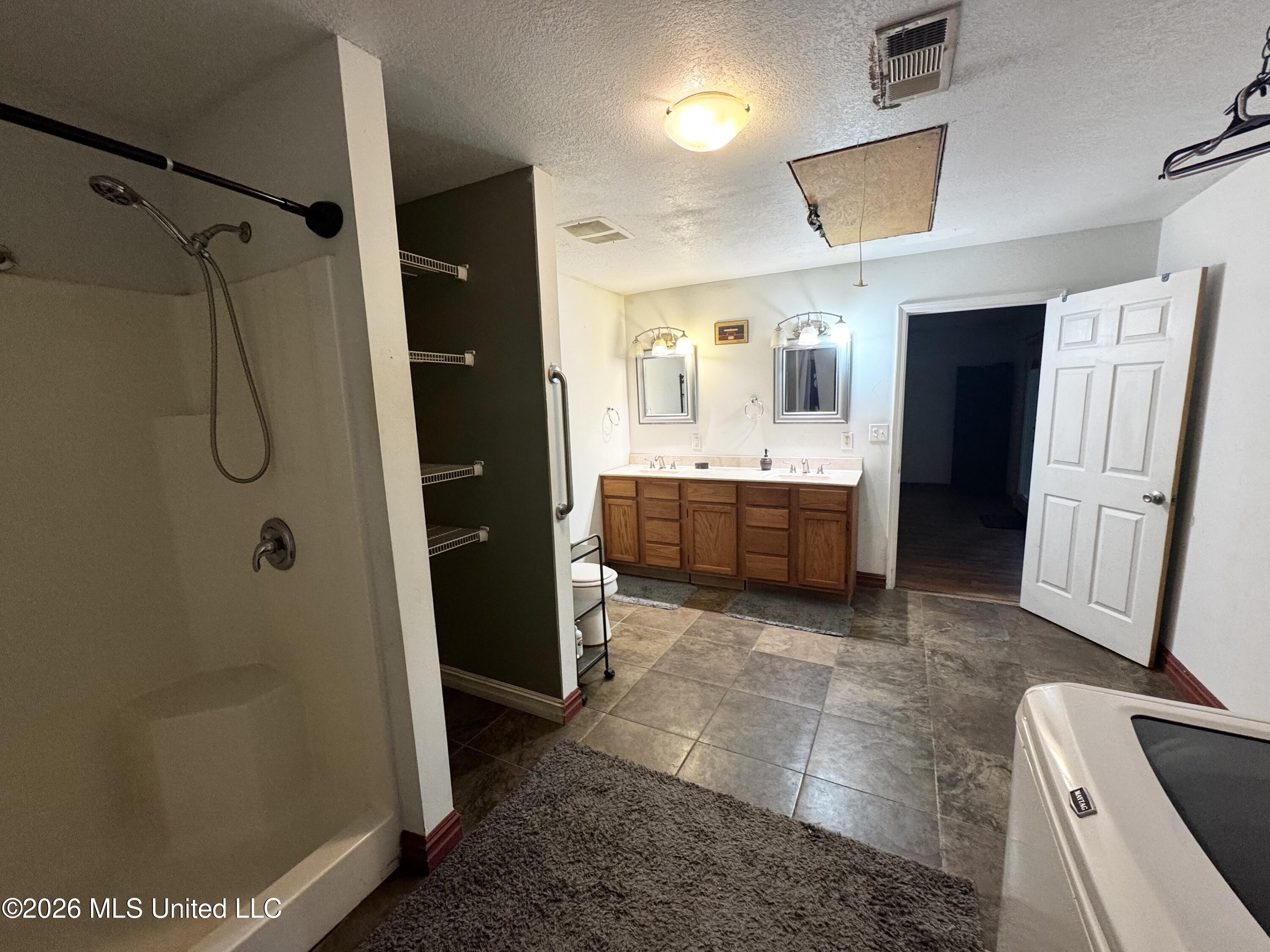 16403 Omar Boulevard Property Photo 14