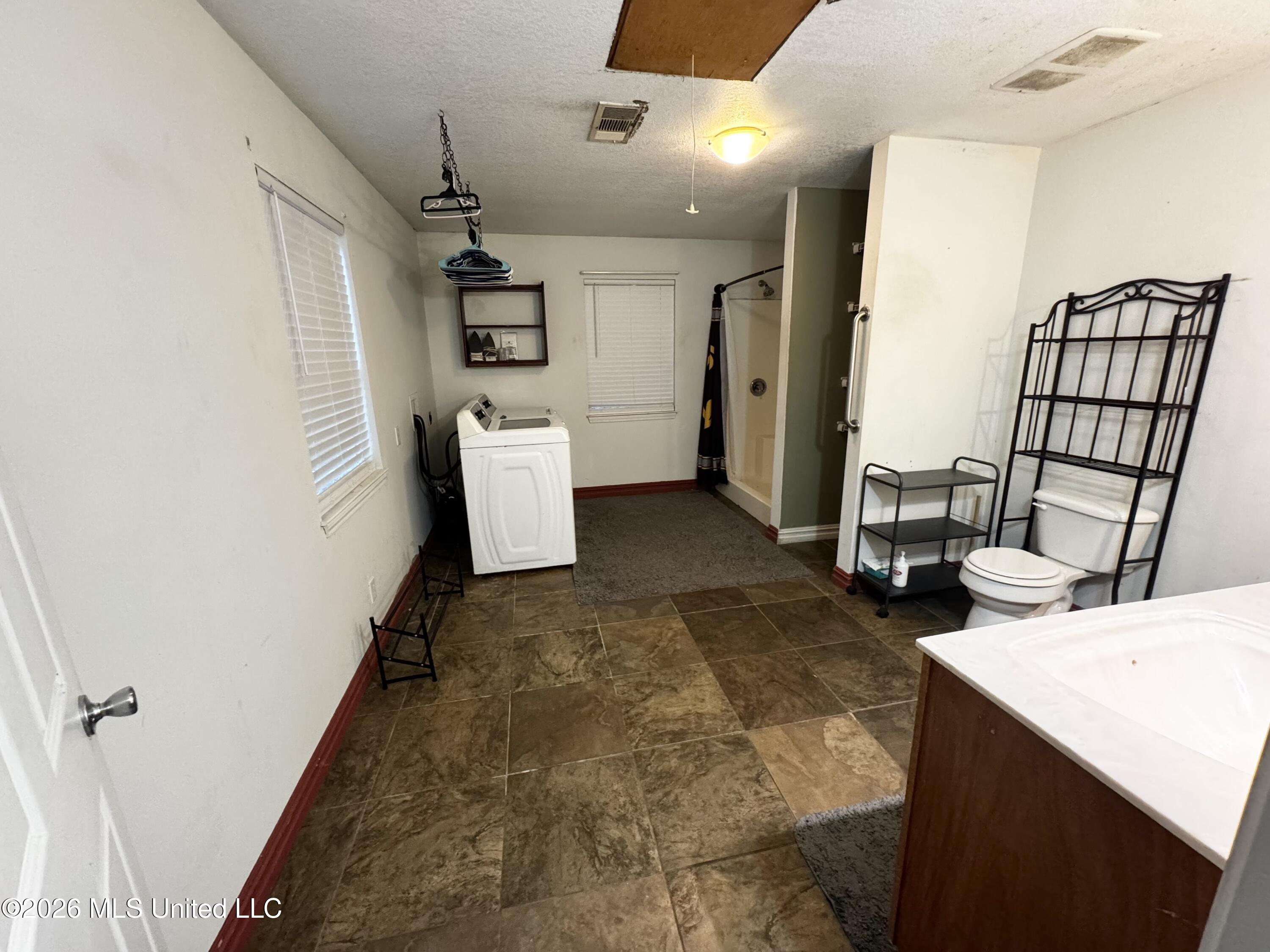 16403 Omar Boulevard Property Photo 16