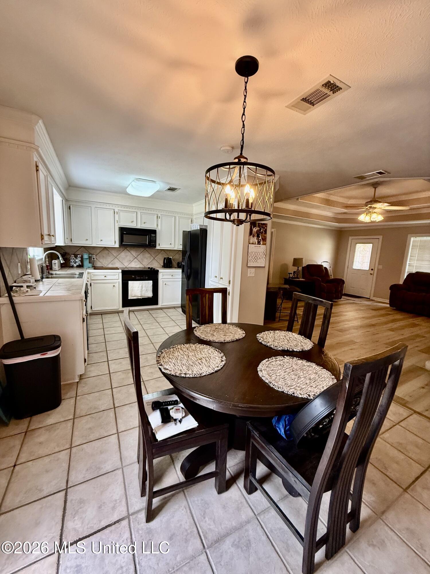 895 Windward Drive Property Photo 6