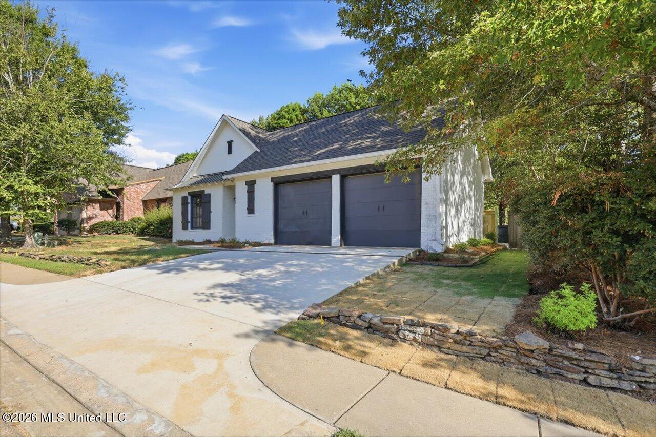 120 Hampton Chase Property Photo 1