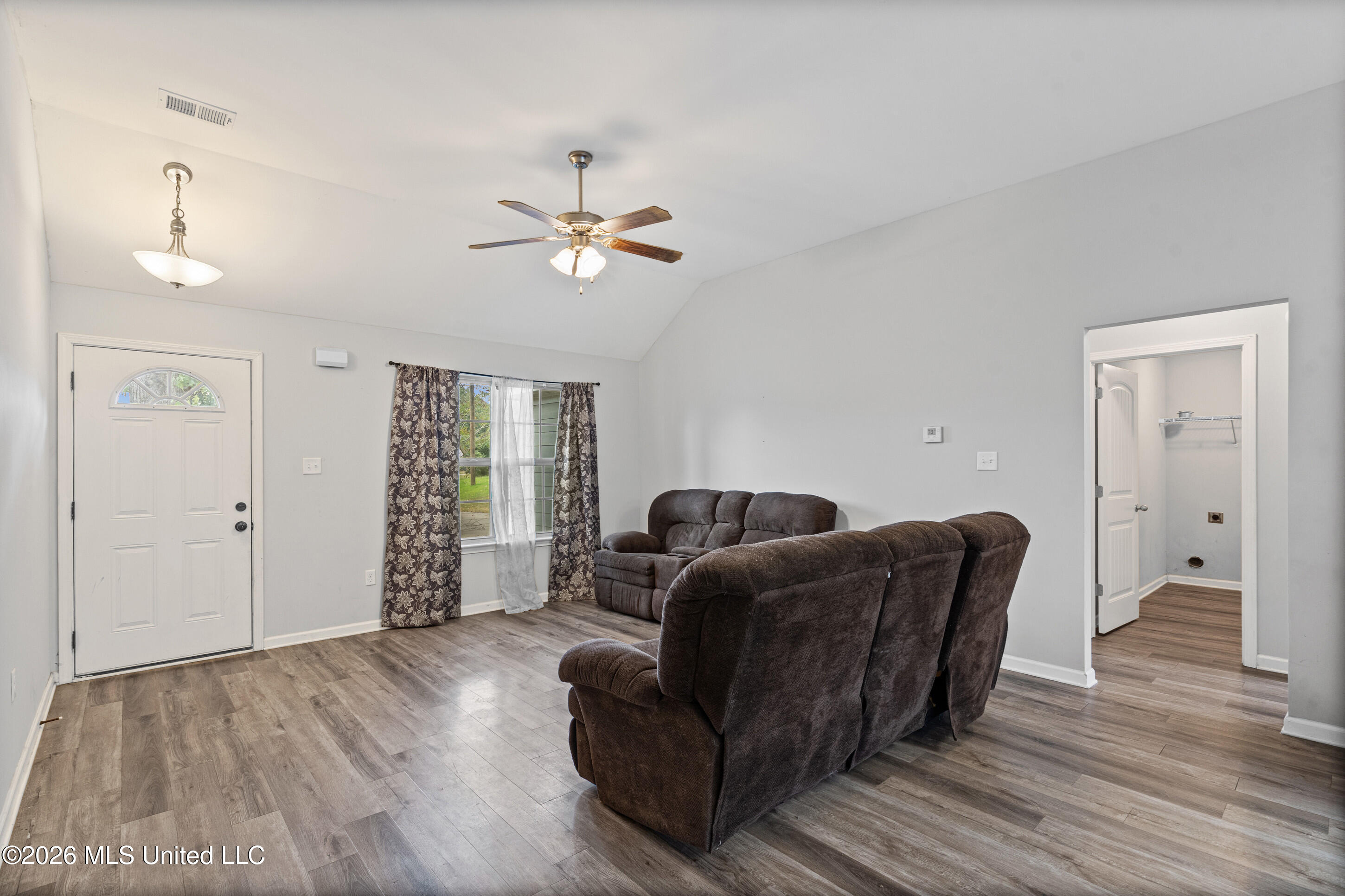 109 Flower Circle Property Photo 4