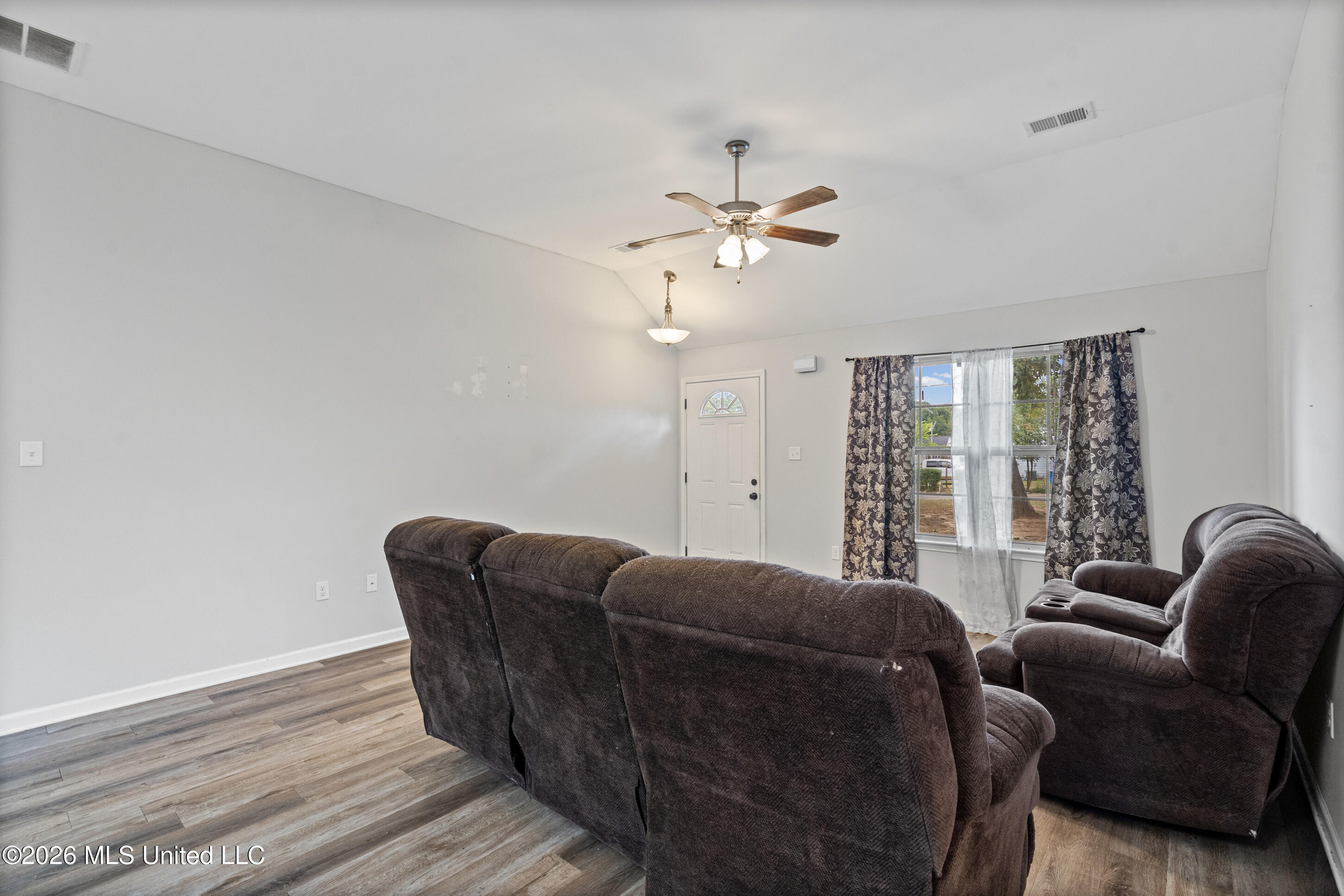 109 Flower Circle Property Photo 5