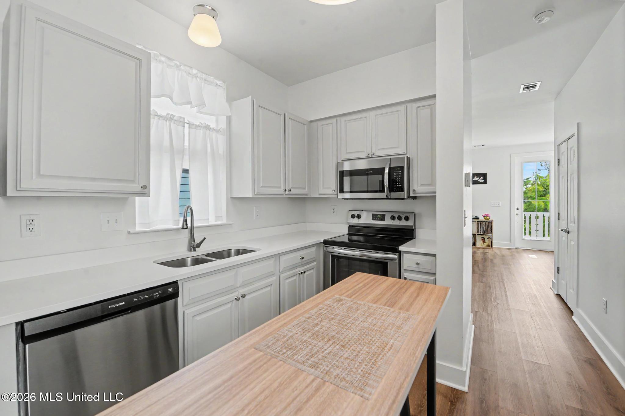 215 E 2nd Street Property Photo 14