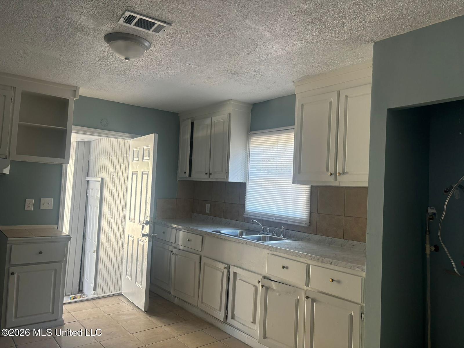 2548 Belvedere Drive Property Photo 4