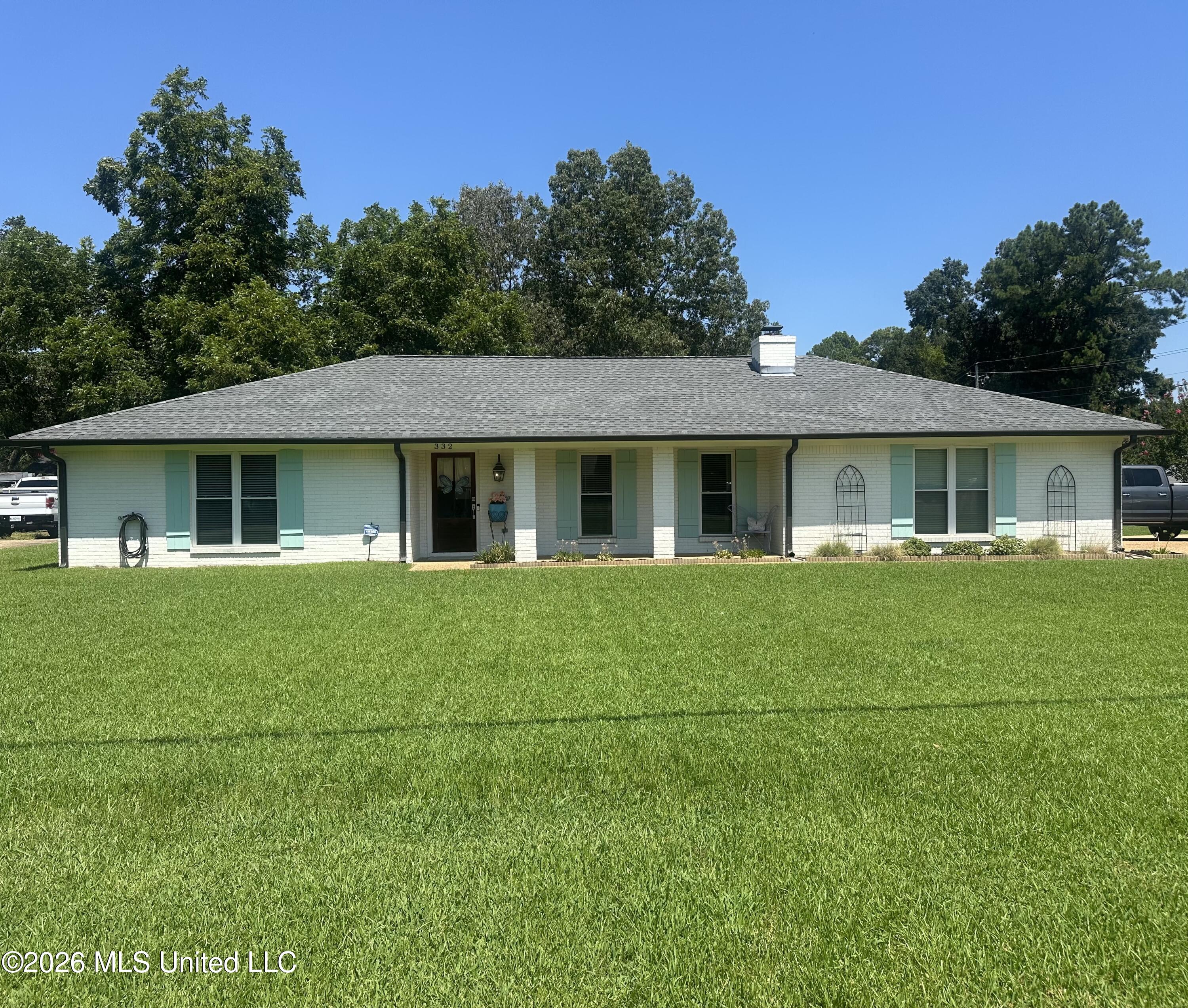 332 E School Street Property Photo 1