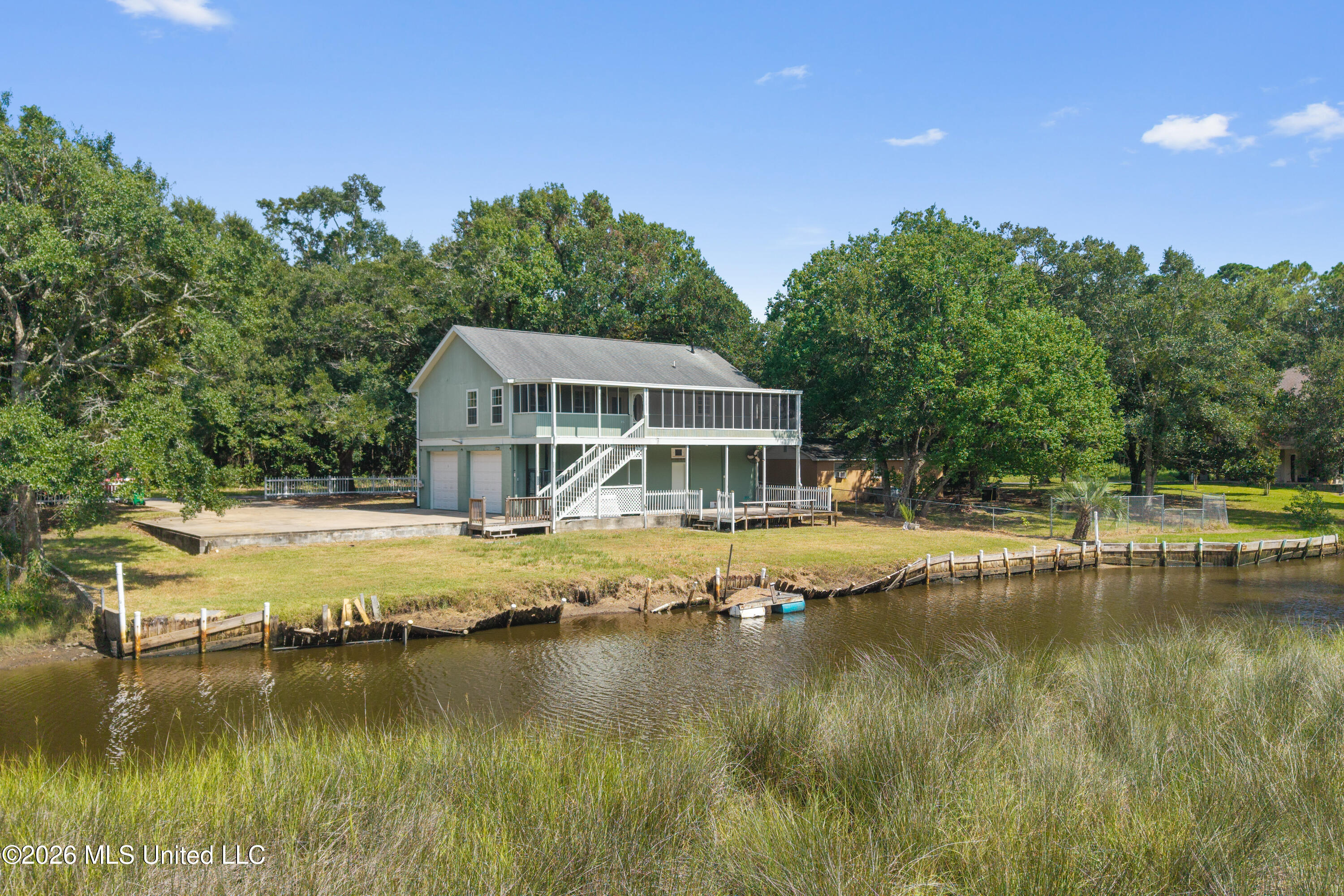 2119 E Simmons Bayou Drive Property Photo 1