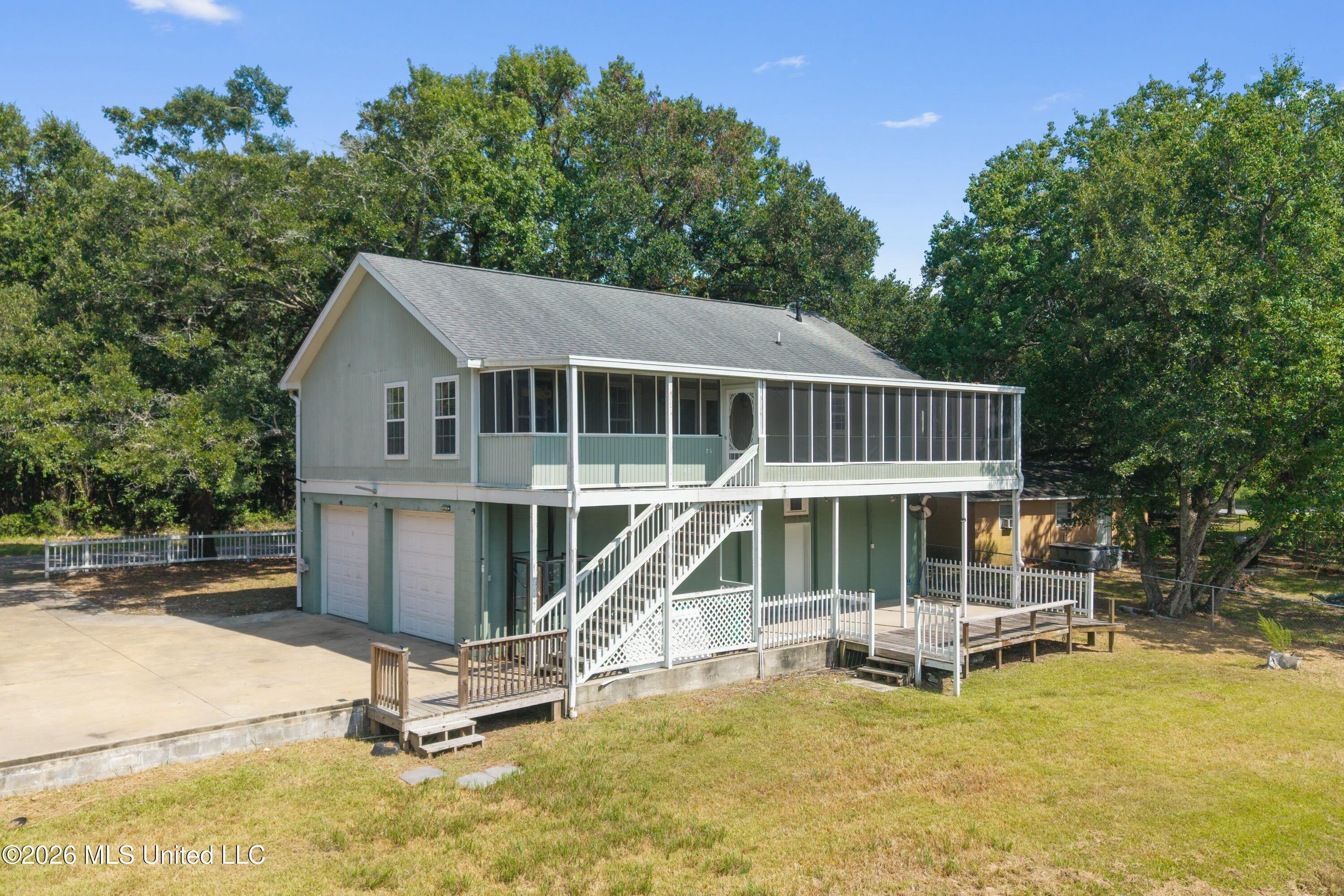 2119 E Simmons Bayou Drive Property Photo 3