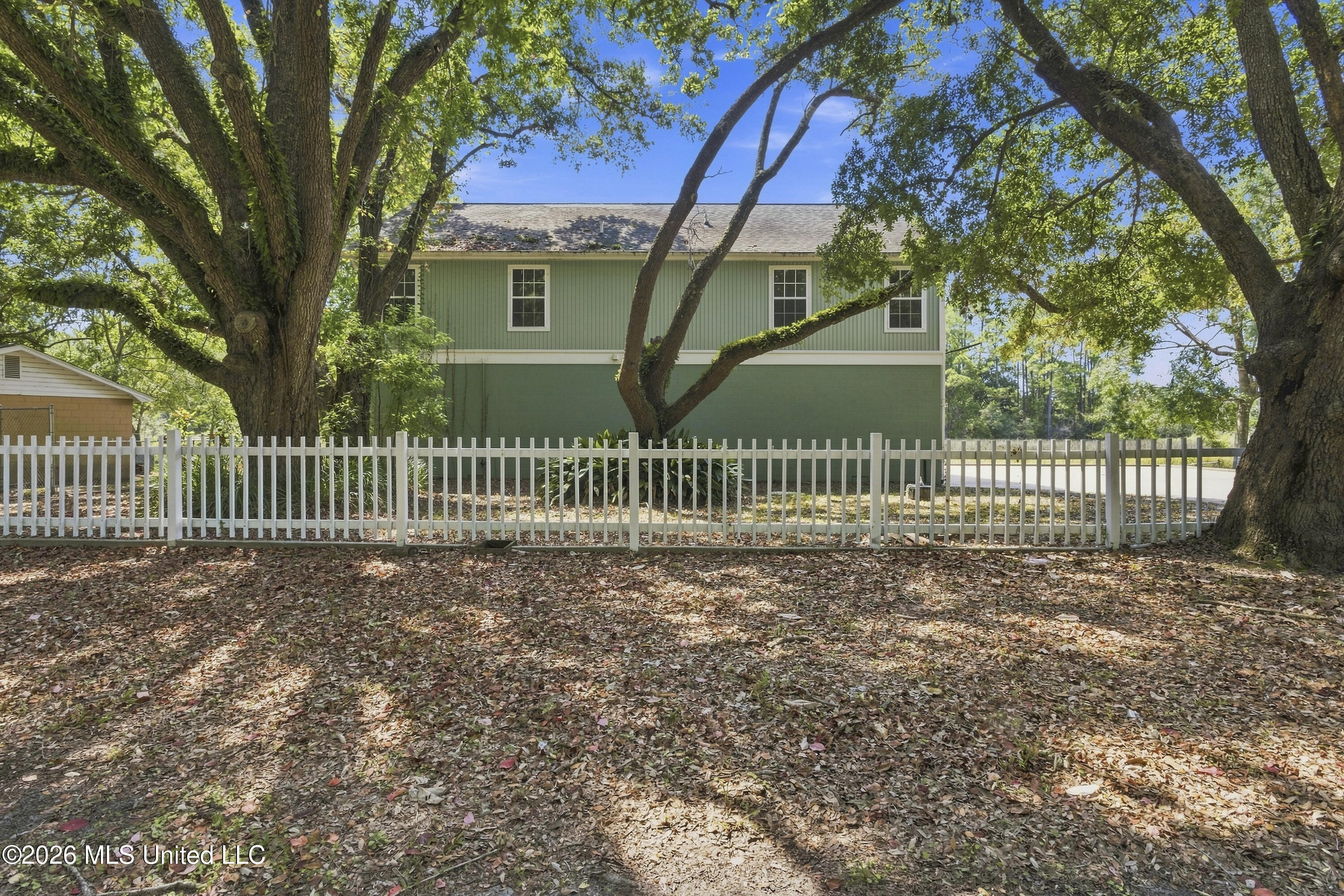 2119 E Simmons Bayou Drive Property Photo 4