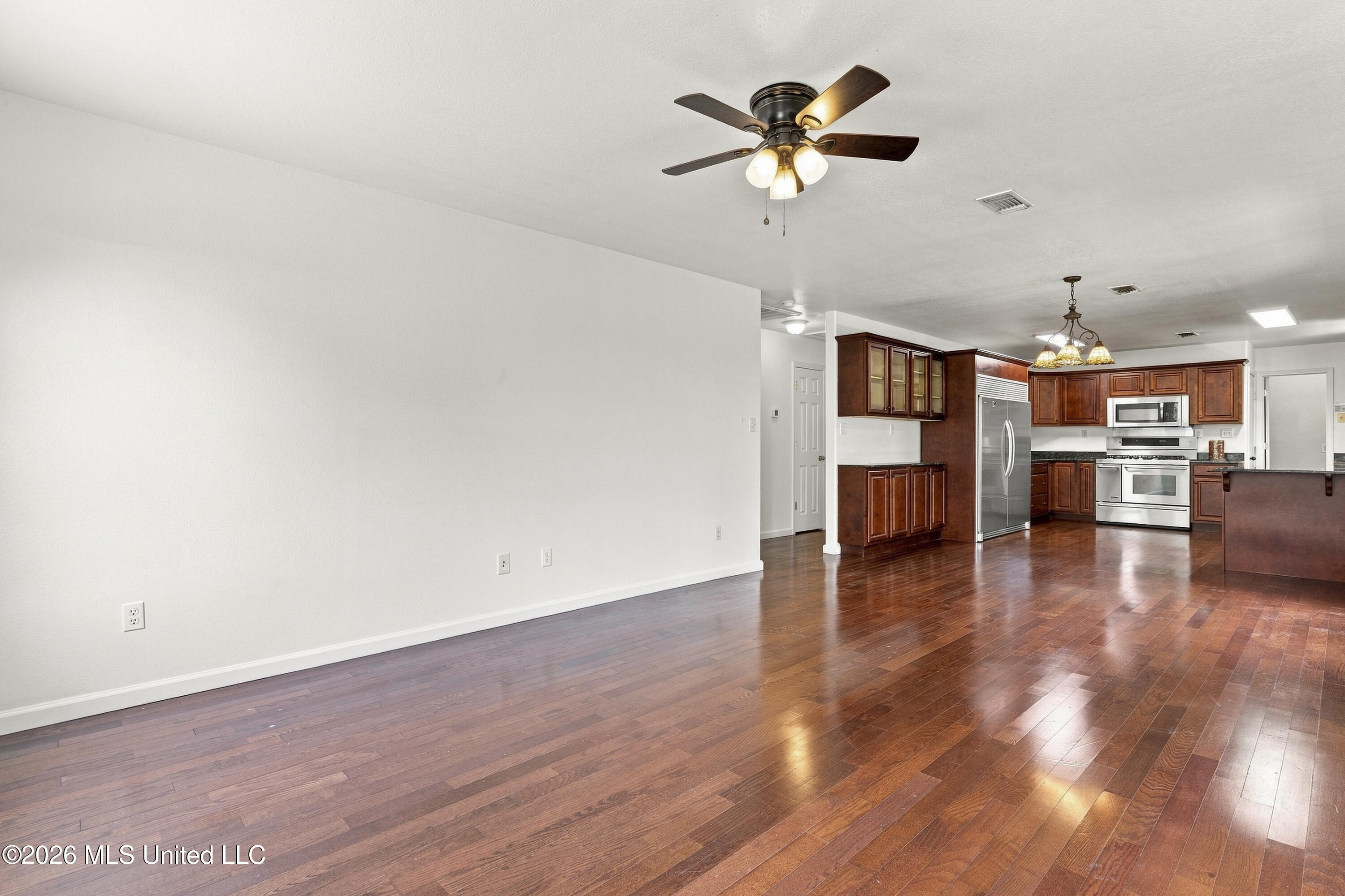 2119 E Simmons Bayou Drive Property Photo 11