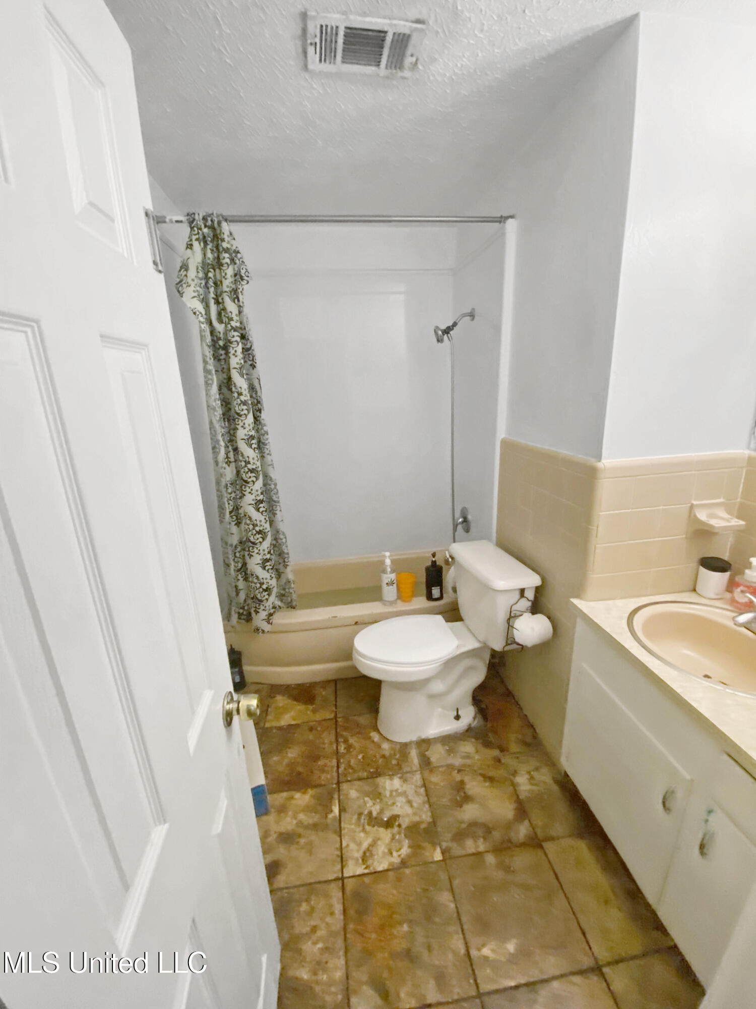 170 Belaire Drive Property Photo 5