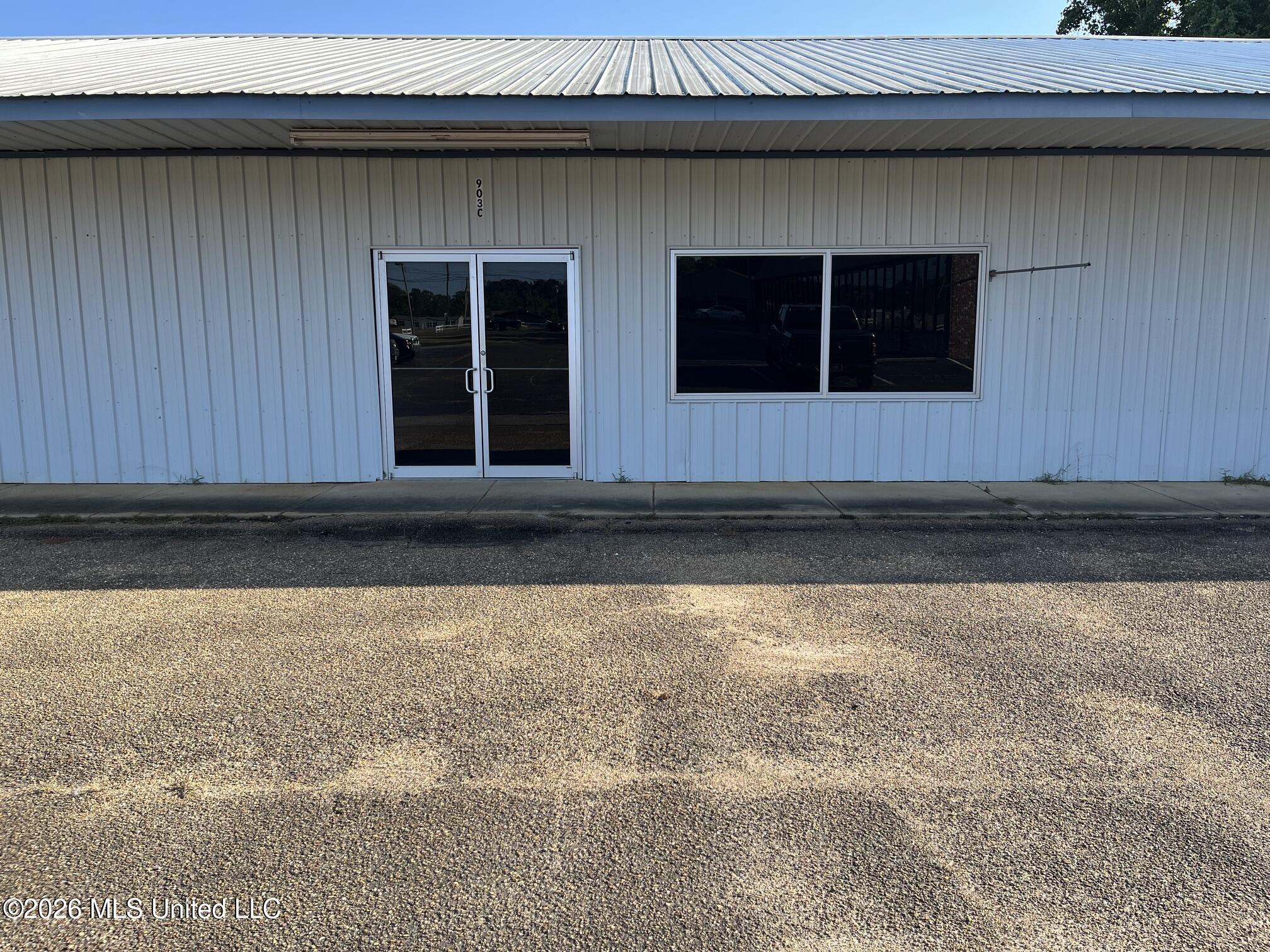903 S Locust Street Property Photo 16