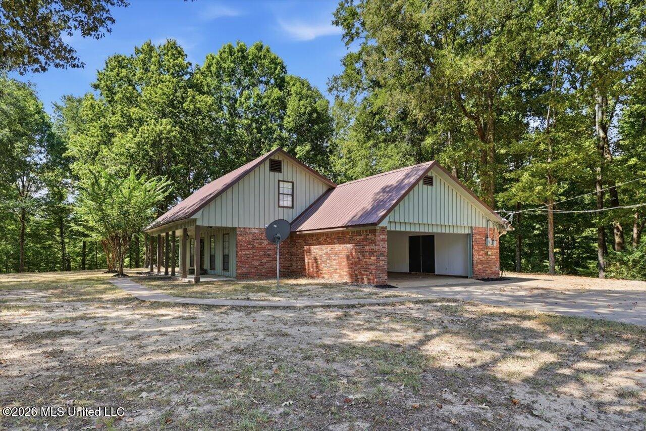 370 Lakeview Drive Property Photo 4