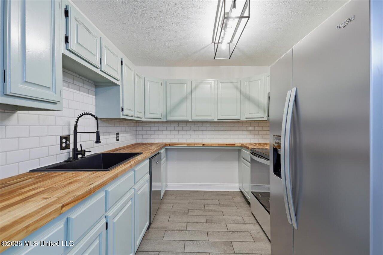 370 Lakeview Drive Property Photo 15