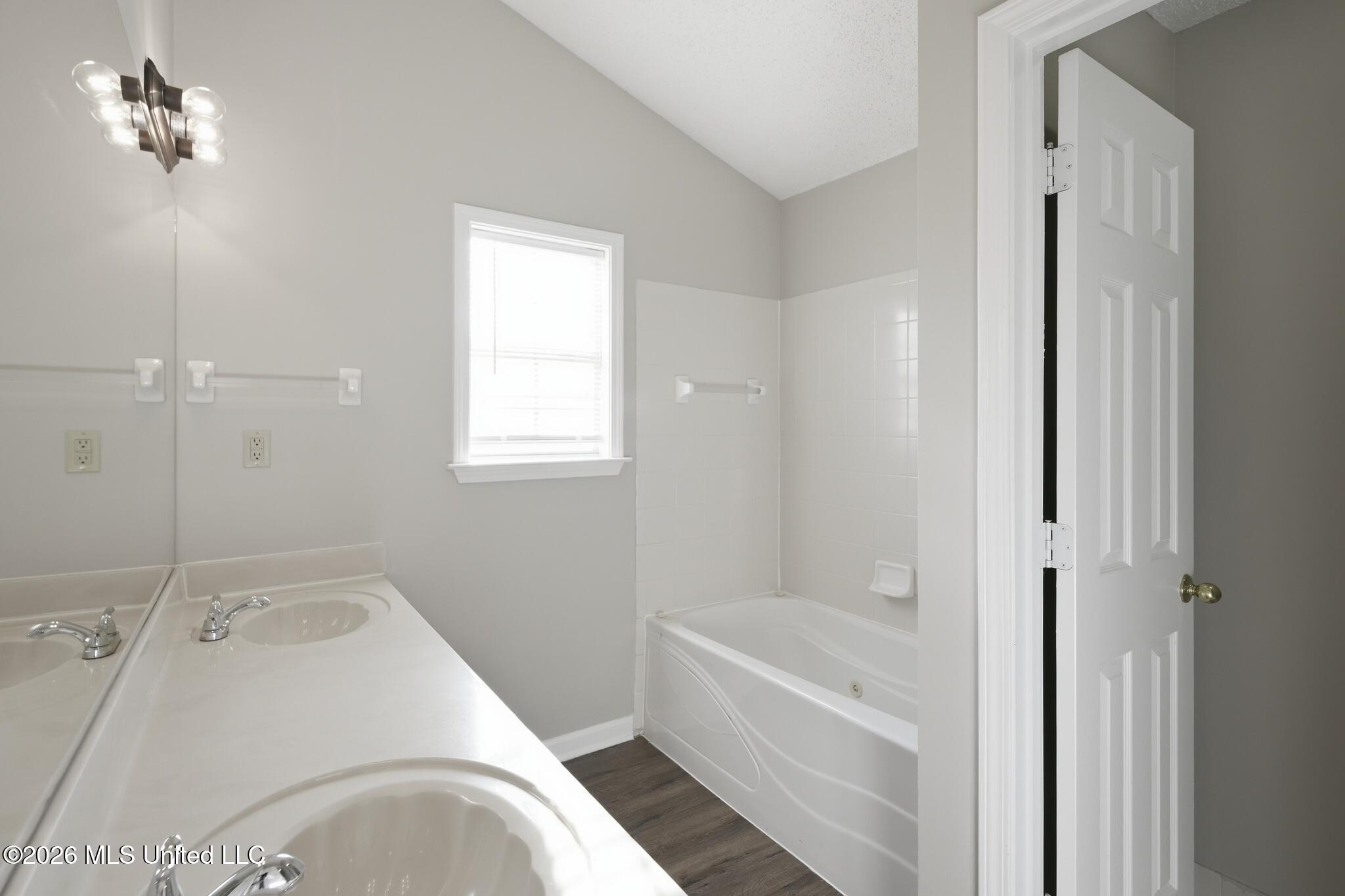 8848 Cat Tail Cove Property Photo 11
