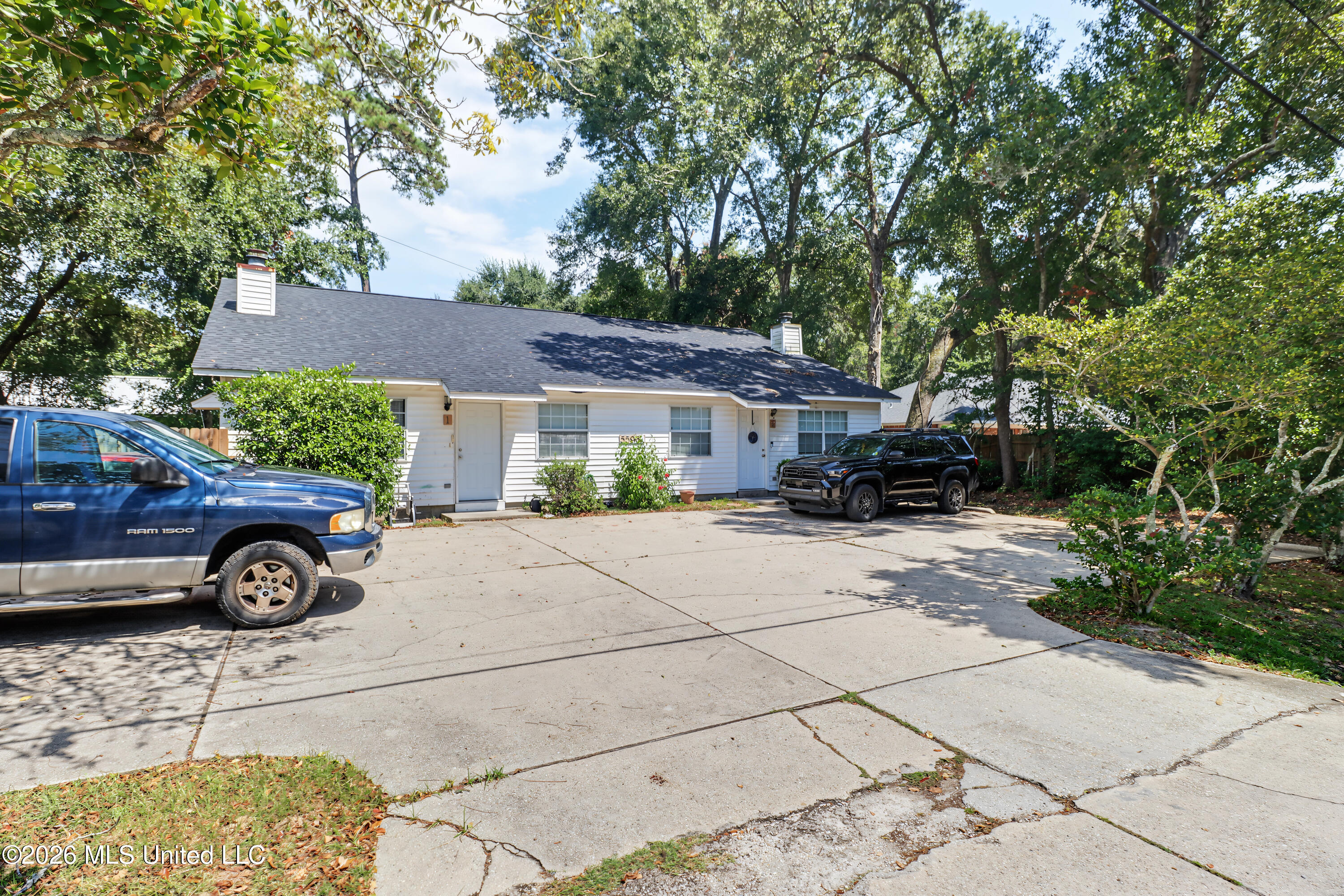 5596 Daugherty Road Property Photo 3