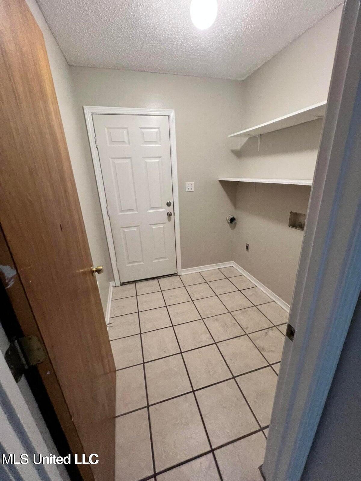 5596 Daugherty Road Property Photo 12
