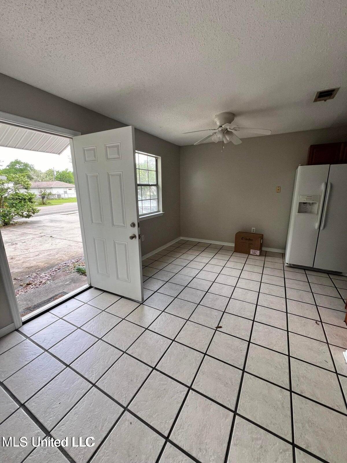 5596 Daugherty Road Property Photo 13