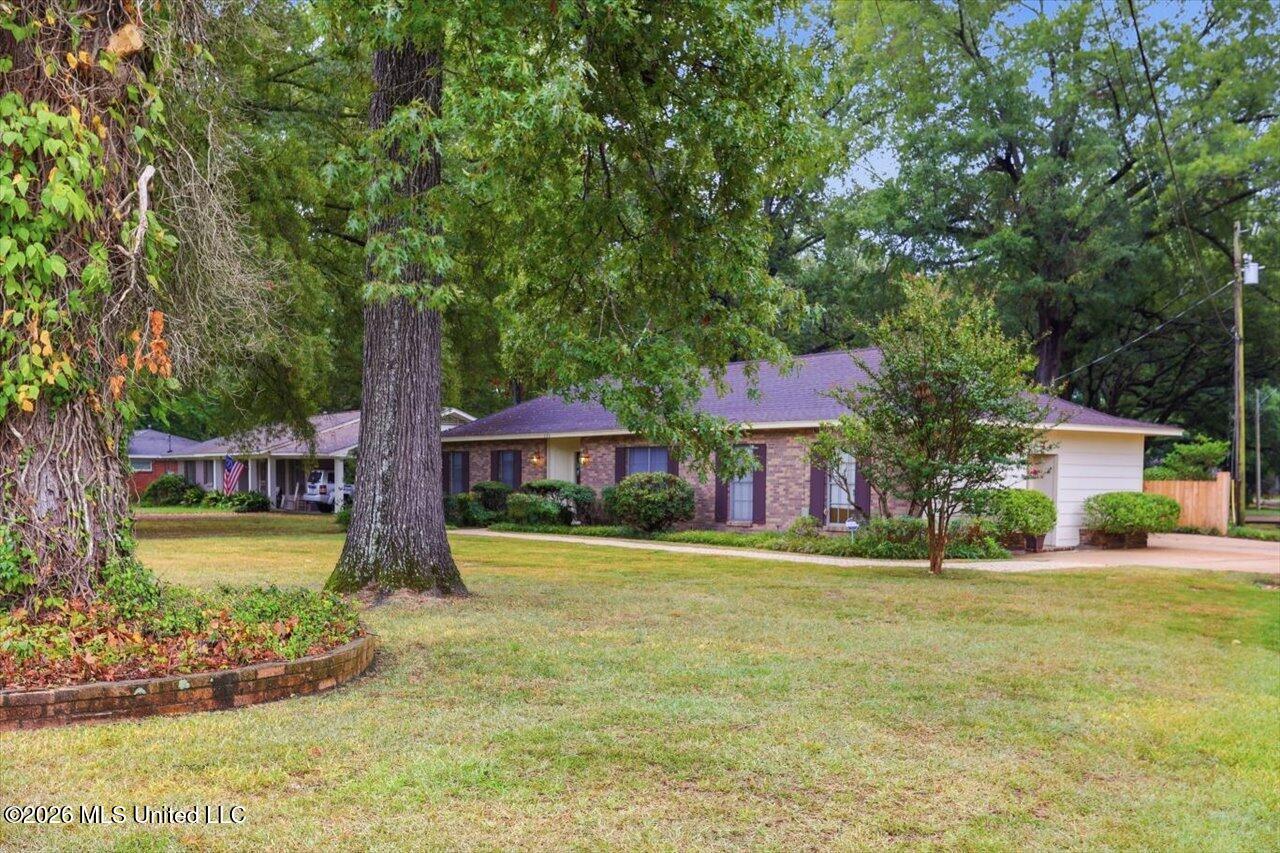 144 Colonial Circle Property Photo 2