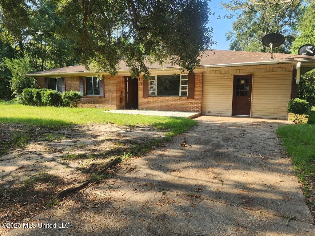 907 W Hinton Avenue Property Photo 2